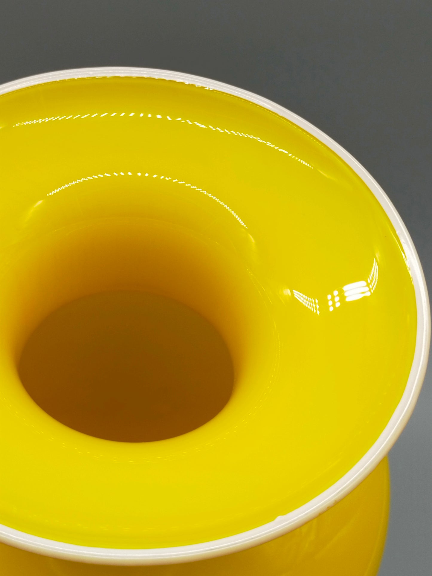 Stilvolle Murano Opalino Vase – Leuchtendes Gelb mit Lattimo-Rand
