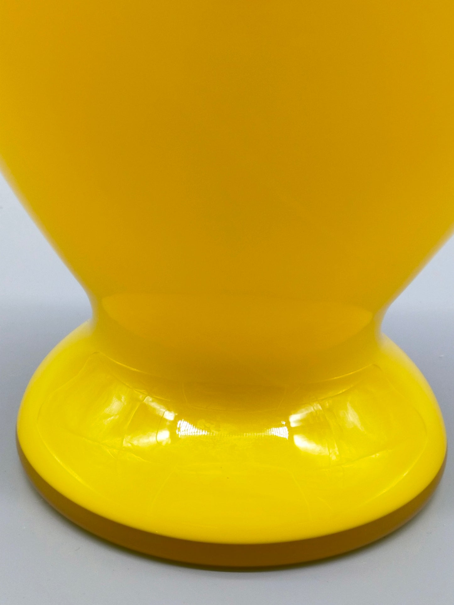 Stilvolle Murano Opalino Vase – Leuchtendes Gelb mit Lattimo-Rand