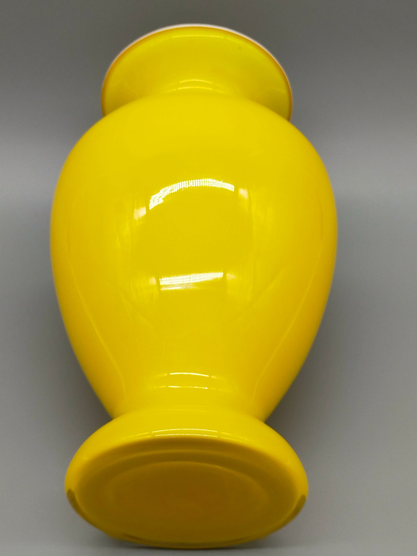Stilvolle Murano Opalino Vase – Leuchtendes Gelb mit Lattimo-Rand
