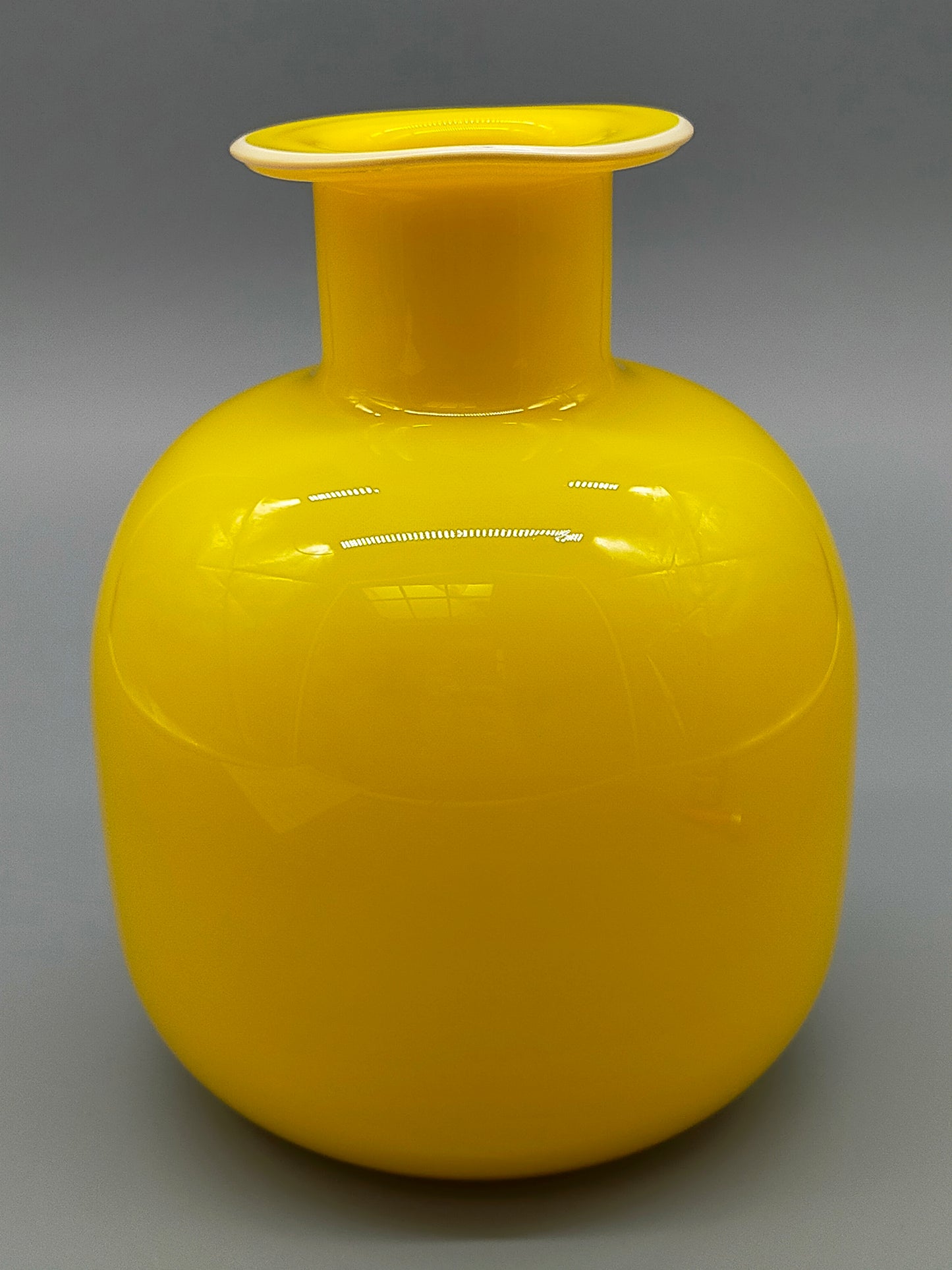 Elegante Opalglas Vase in Sonnengelb Vintage Mid-Century Kunstglas