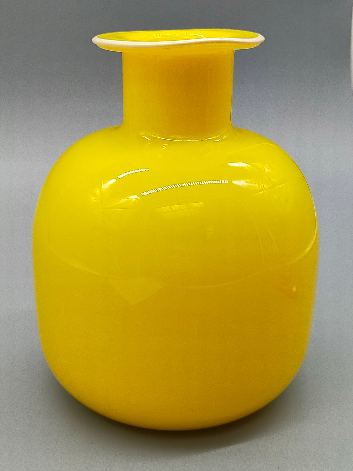 Elegante Opalglas Vase in Sonnengelb Vintage Mid-Century Kunstglas