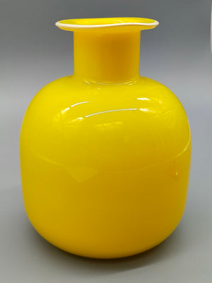 Elegante Opalglas Vase in Sonnengelb Vintage Mid-Century Kunstglas
