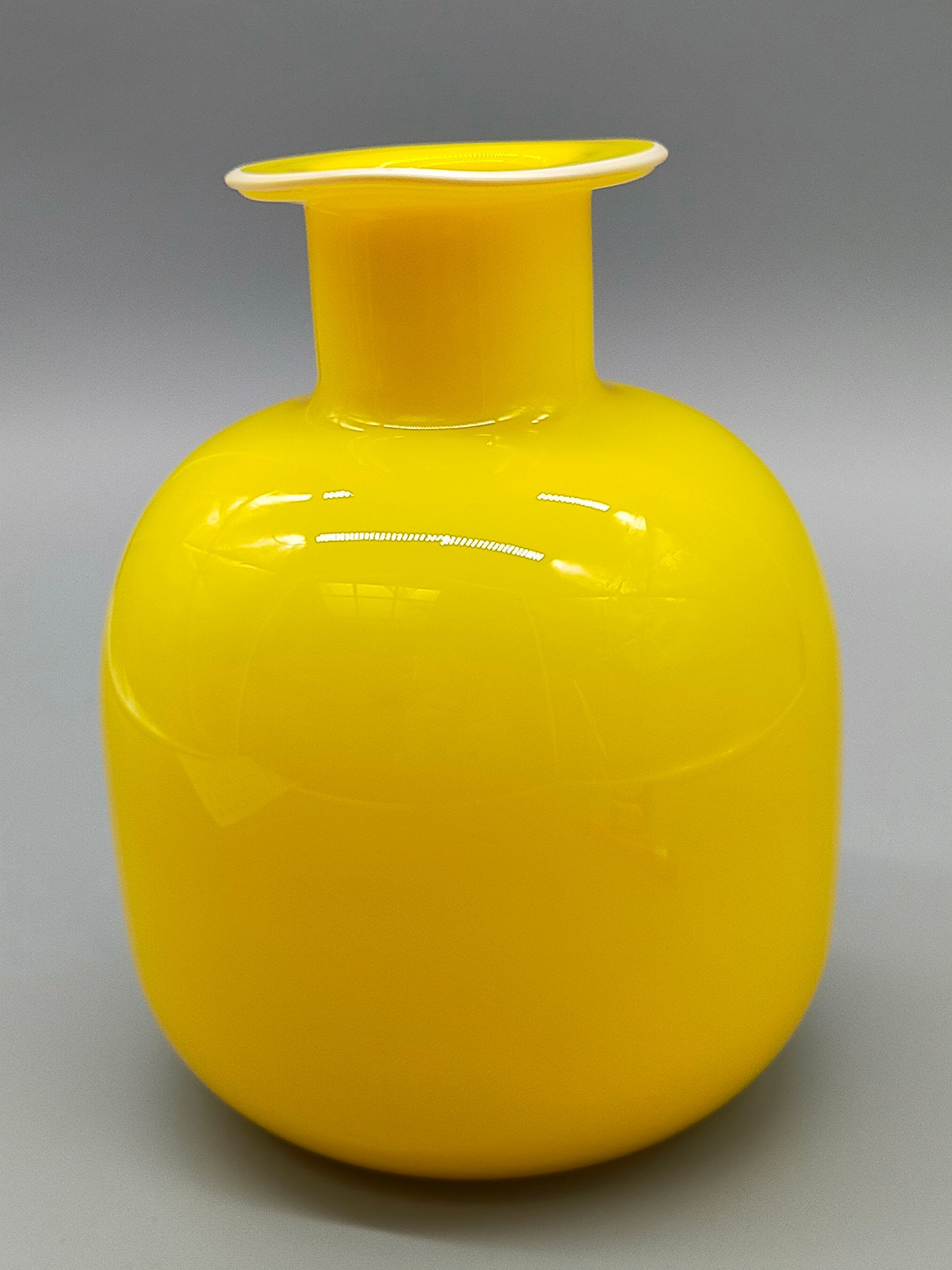 Elegante Opalglas Vase in Sonnengelb Vintage Mid-Century Kunstglas