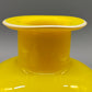 Elegante Opalglas Vase in Sonnengelb Vintage Mid-Century Kunstglas