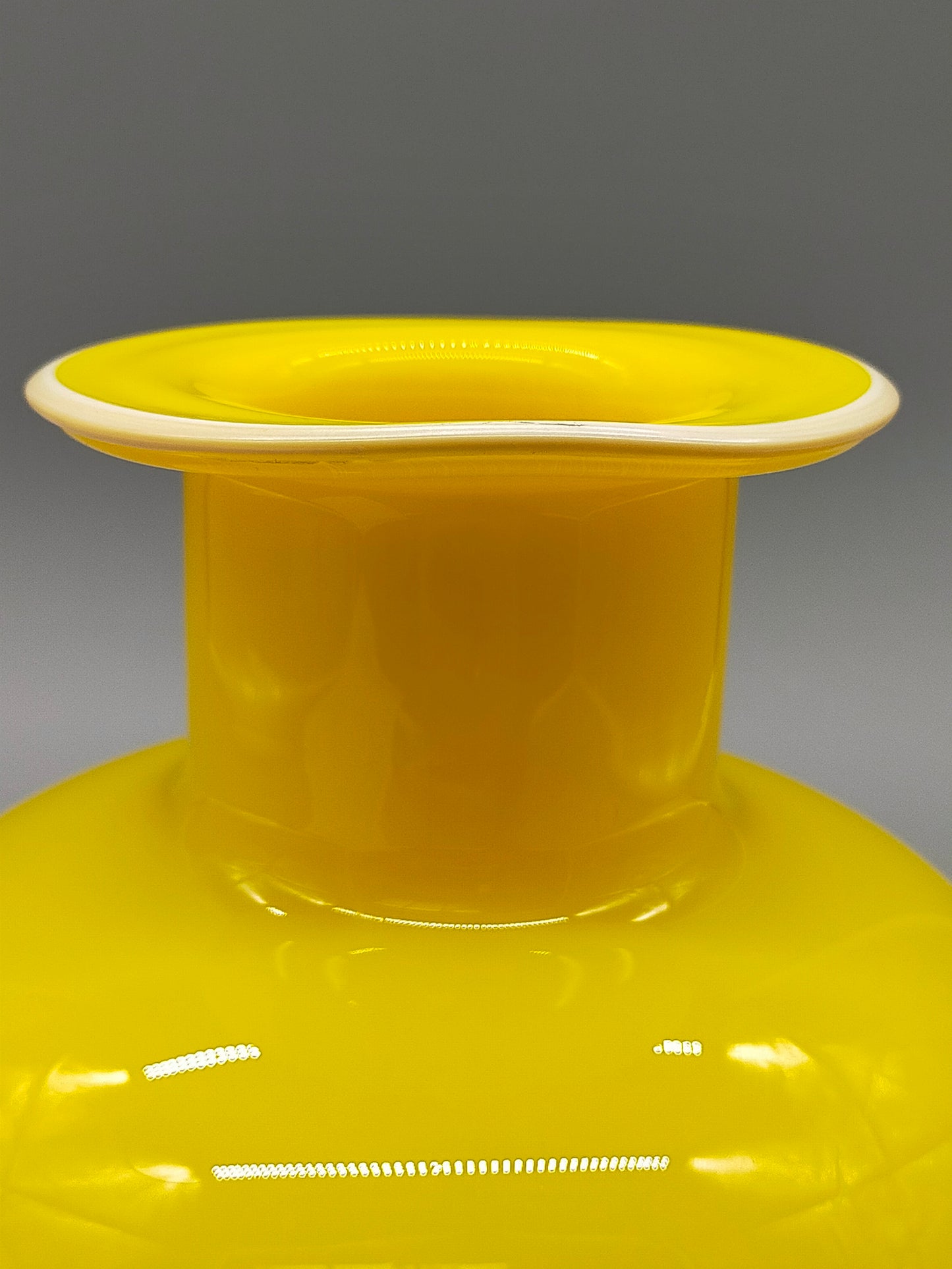 Elegante Opalglas Vase in Sonnengelb Vintage Mid-Century Kunstglas
