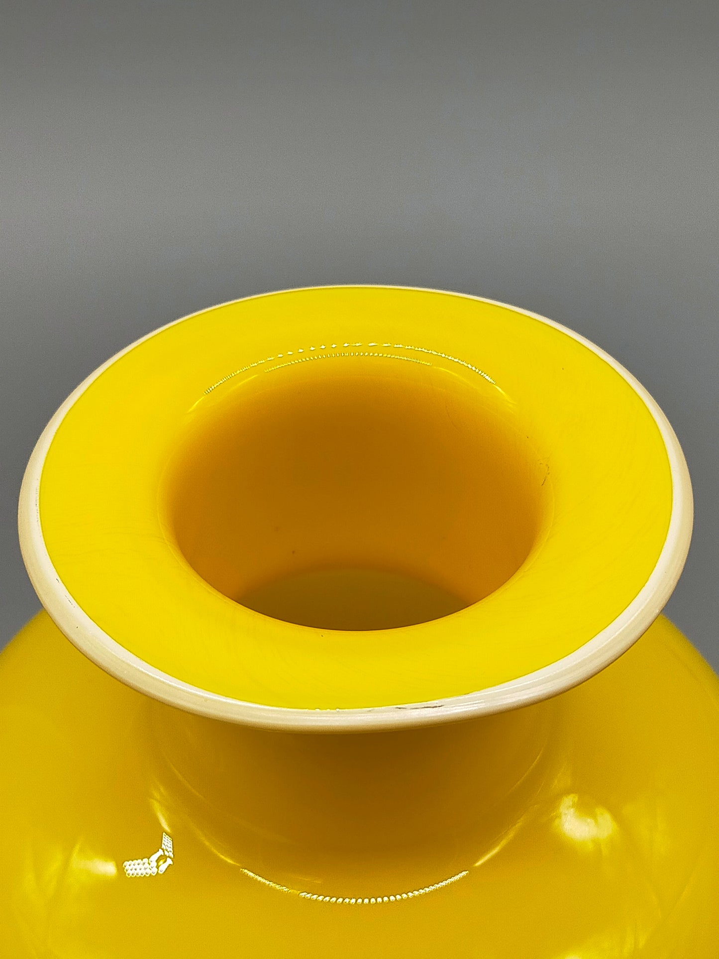 Elegante Opalglas Vase in Sonnengelb Vintage Mid-Century Kunstglas