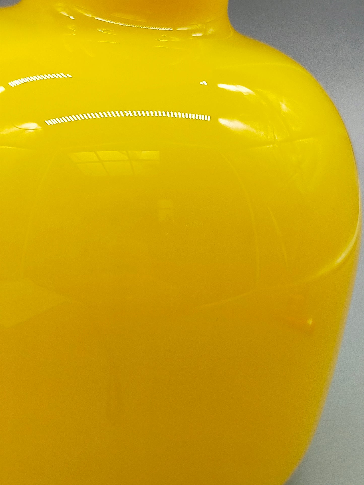 Elegante Opalglas Vase in Sonnengelb Vintage Mid-Century Kunstglas