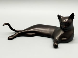 Elegante Bronze Skulptur einer liegenden Katze – Stilvolles Design
