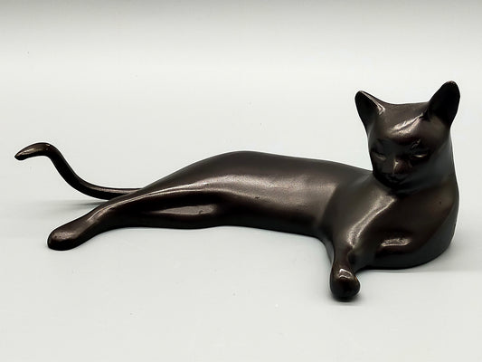 Elegante Bronze Skulptur einer liegenden Katze – Stilvolles Design