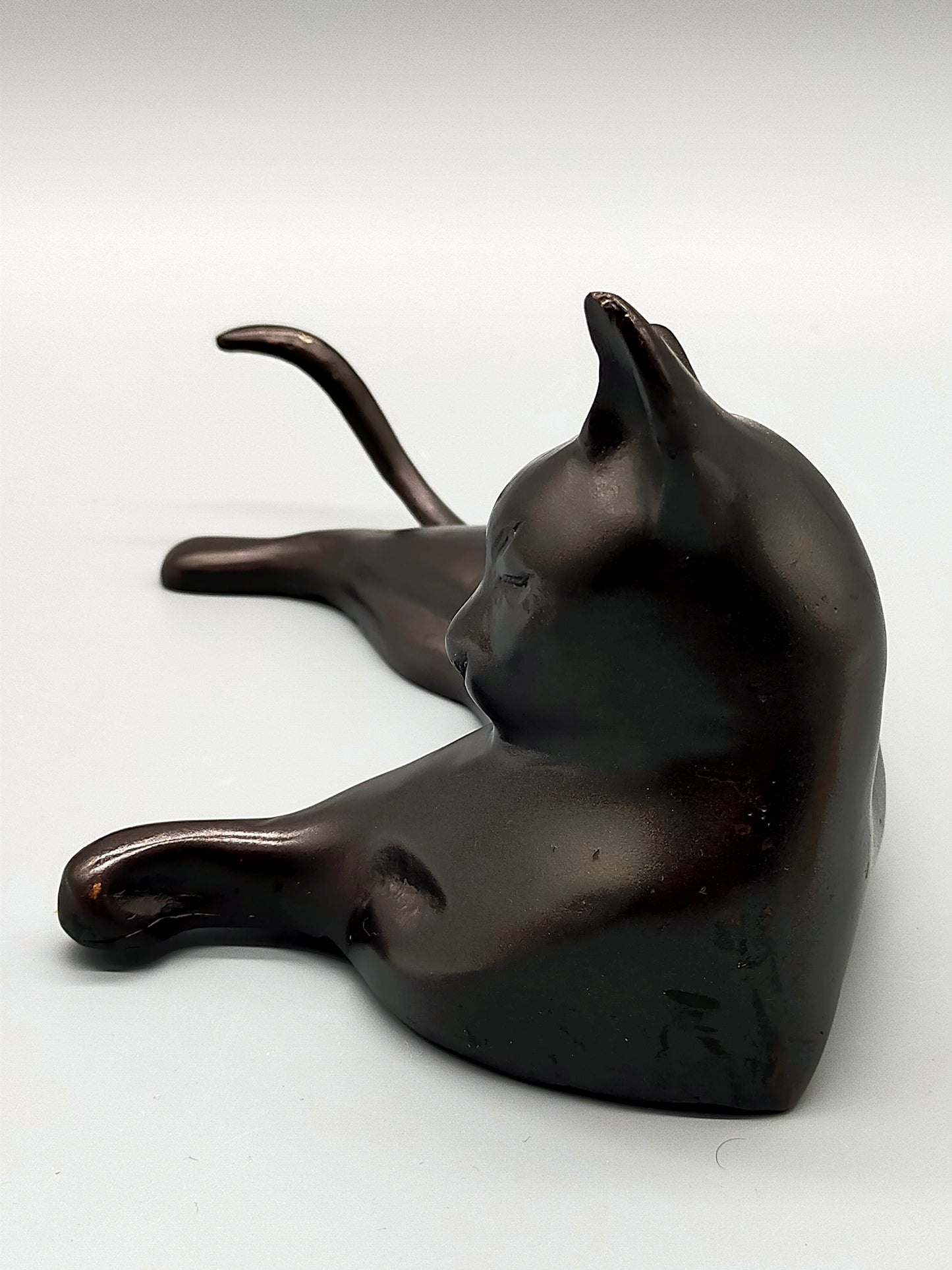 Elegante Bronze Skulptur einer liegenden Katze – Stilvolles Design