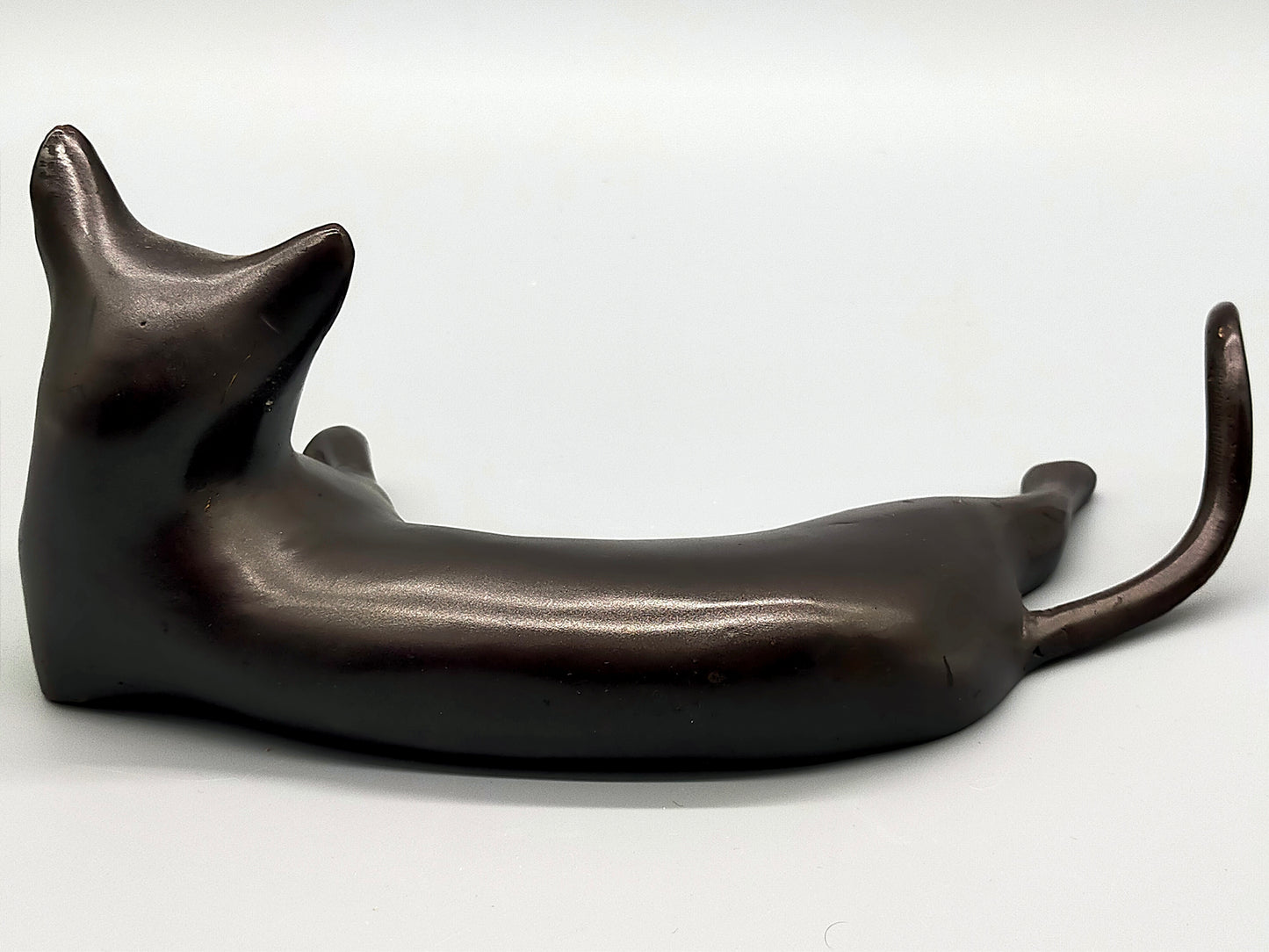 Elegante Bronze Skulptur einer liegenden Katze – Stilvolles Design