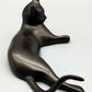 Elegante Bronze Skulptur einer liegenden Katze – Stilvolles Design