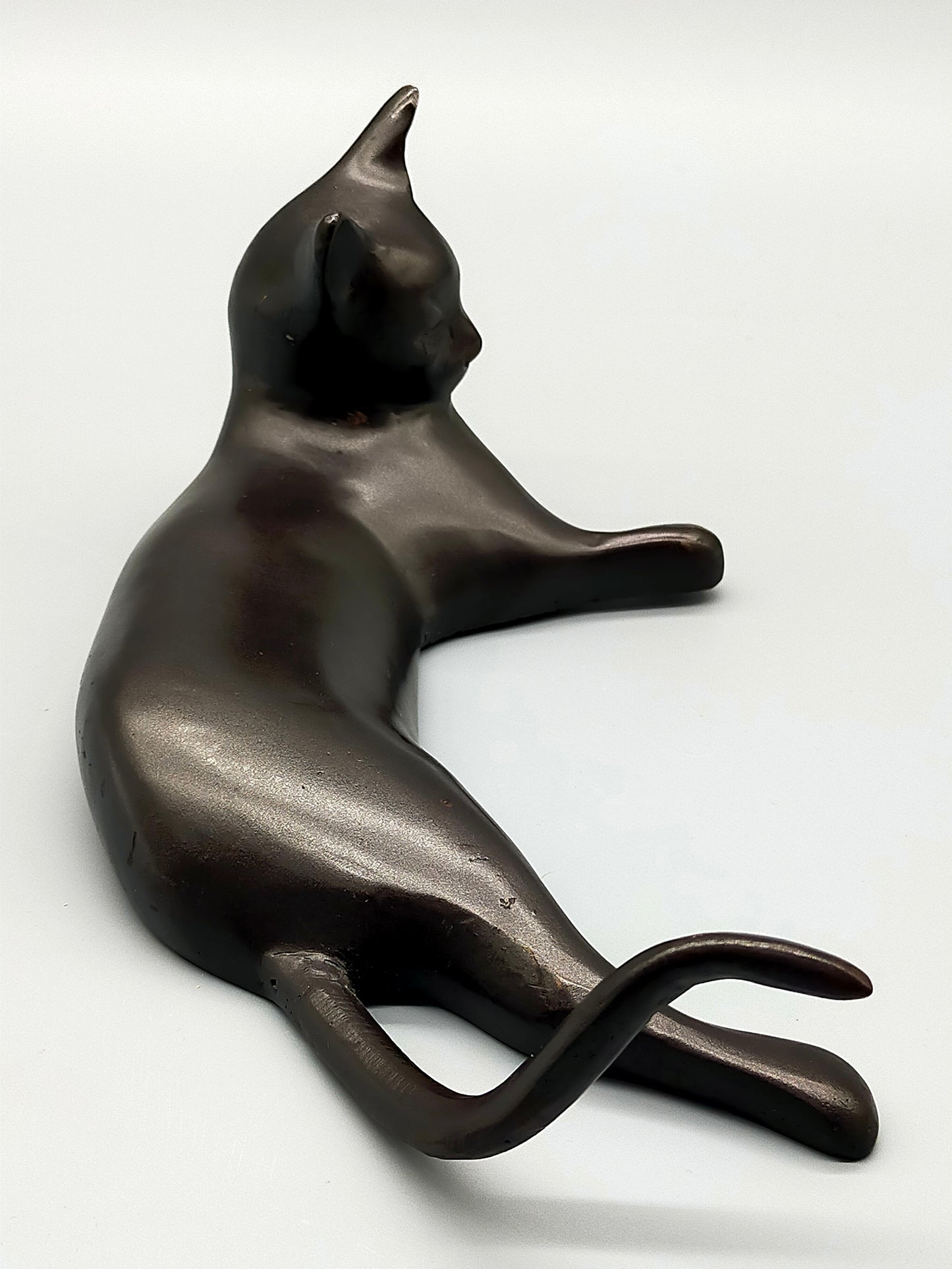 Elegante Bronze Skulptur einer liegenden Katze – Stilvolles Design