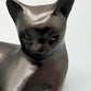 Elegante Bronze Skulptur einer liegenden Katze – Stilvolles Design