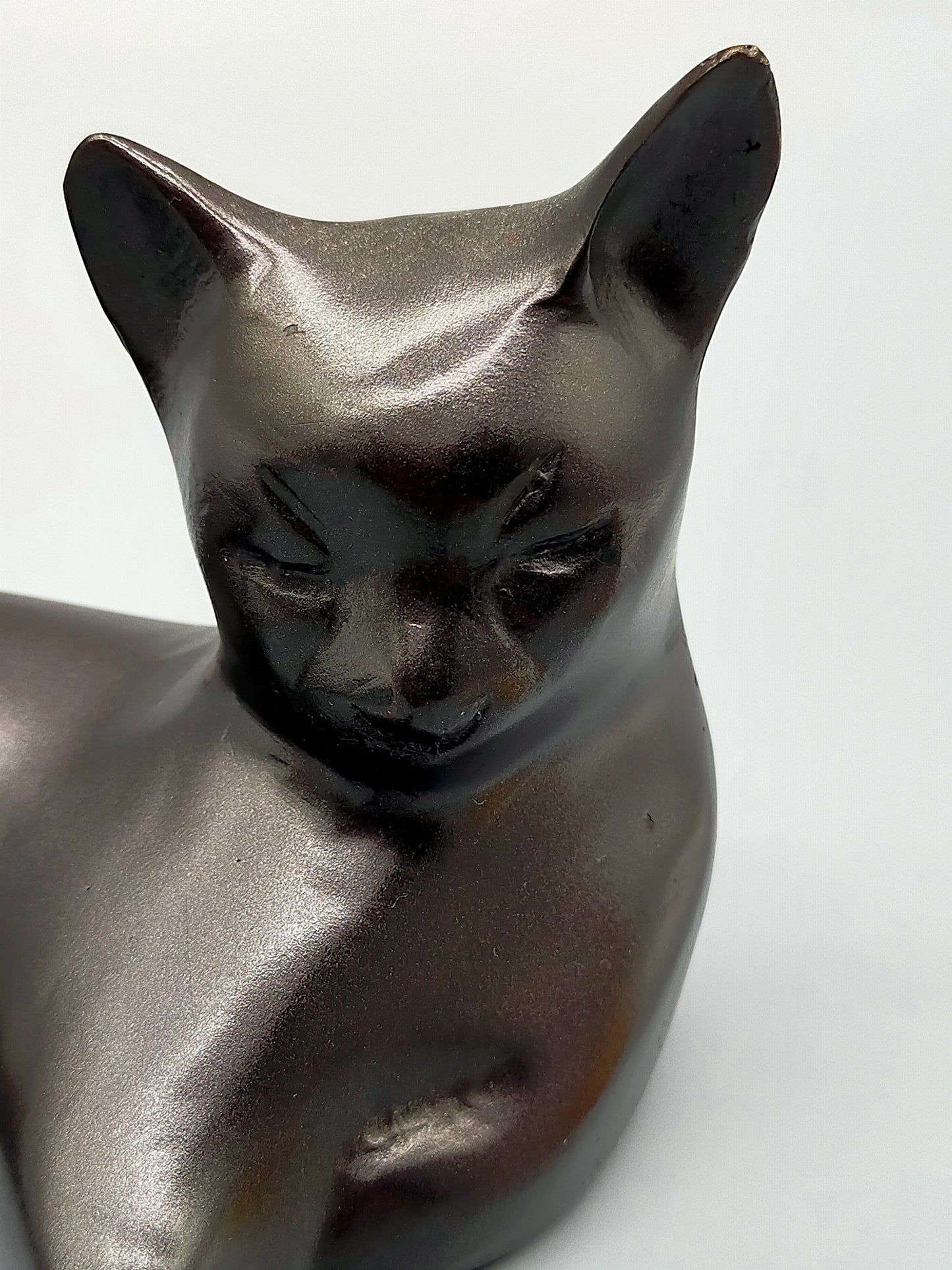 Elegante Bronze Skulptur einer liegenden Katze – Stilvolles Design