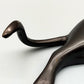 Elegante Bronze Skulptur einer liegenden Katze – Stilvolles Design