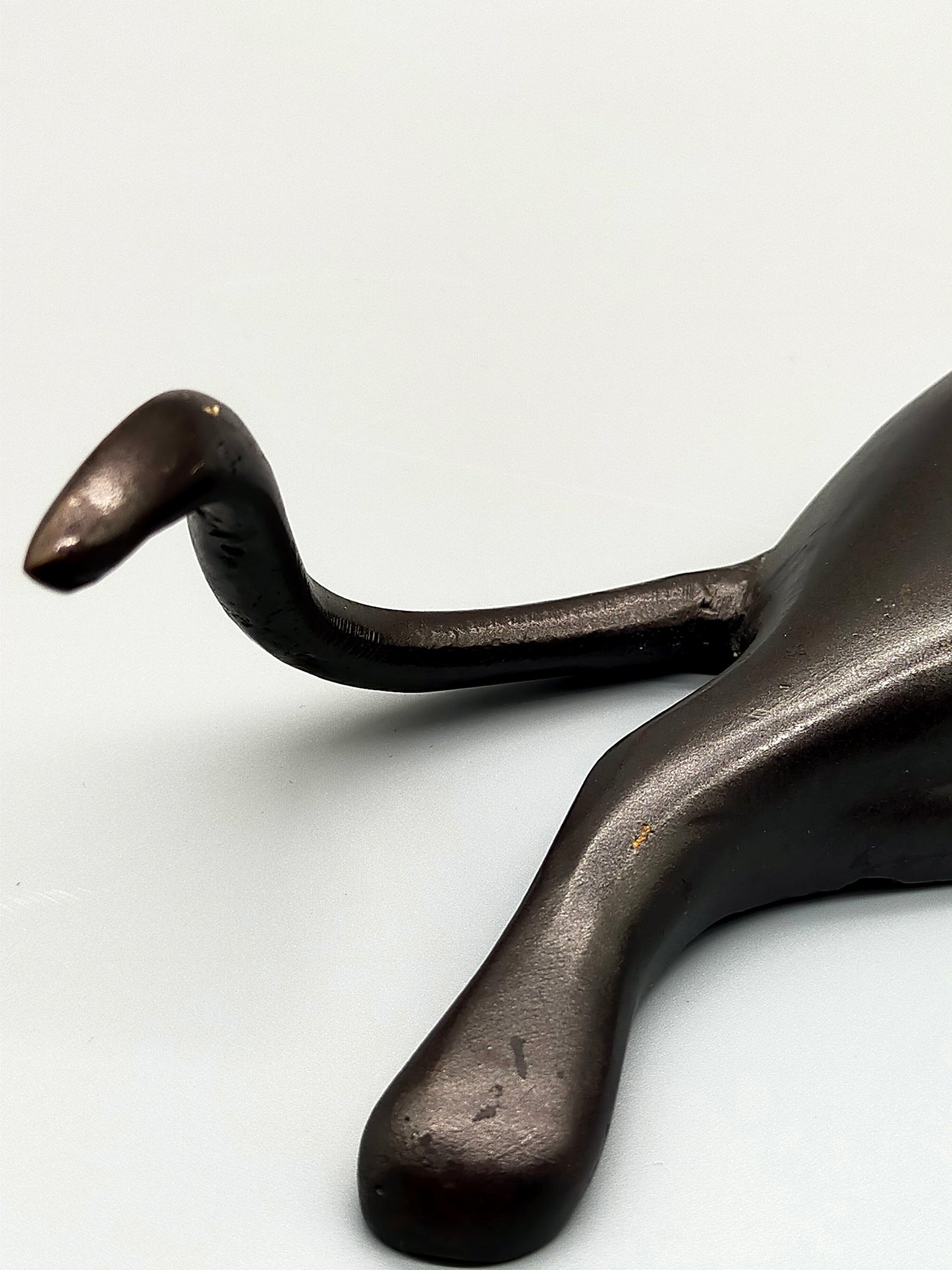 Elegante Bronze Skulptur einer liegenden Katze – Stilvolles Design