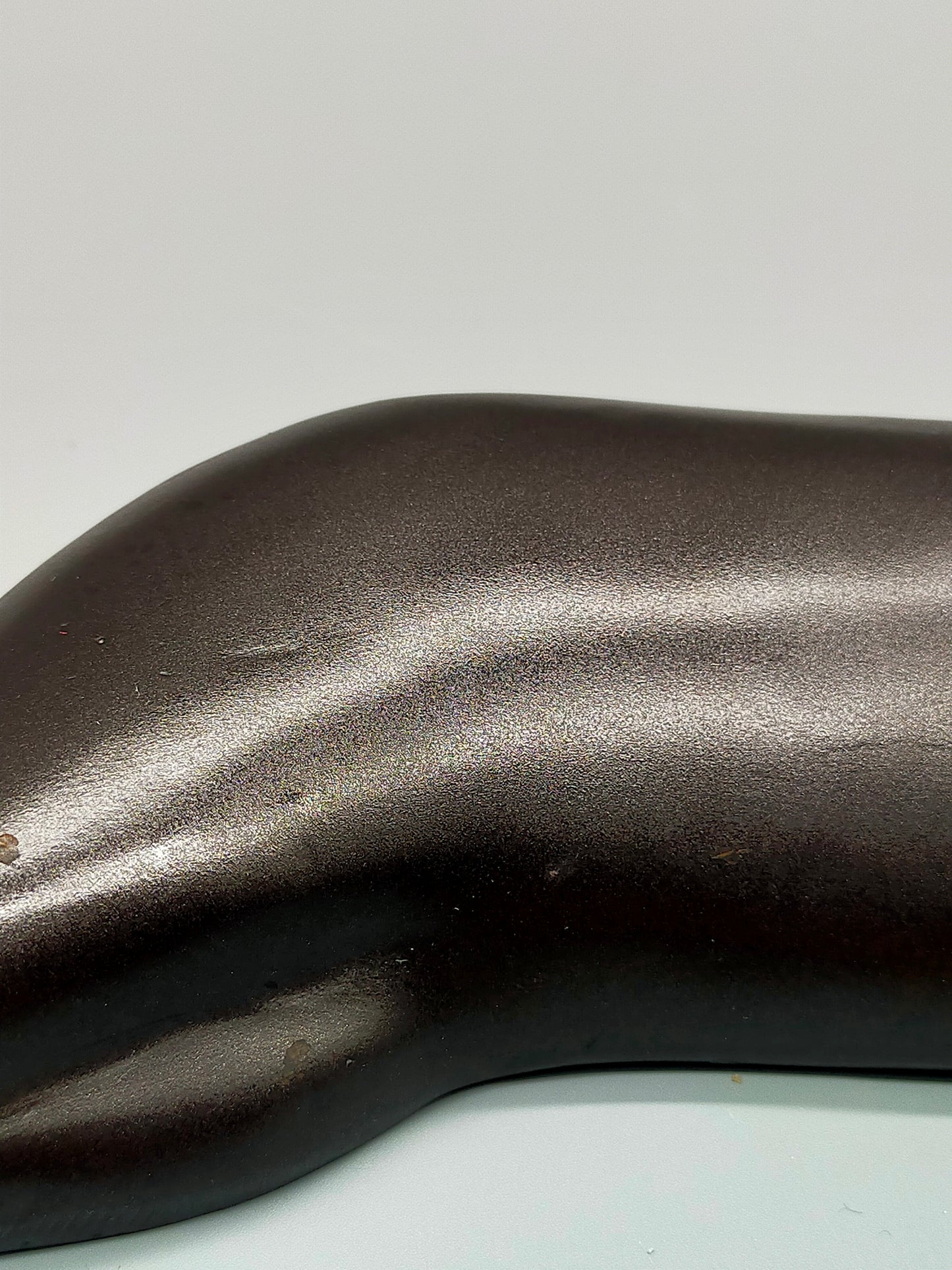 Elegante Bronze Skulptur einer liegenden Katze – Stilvolles Design
