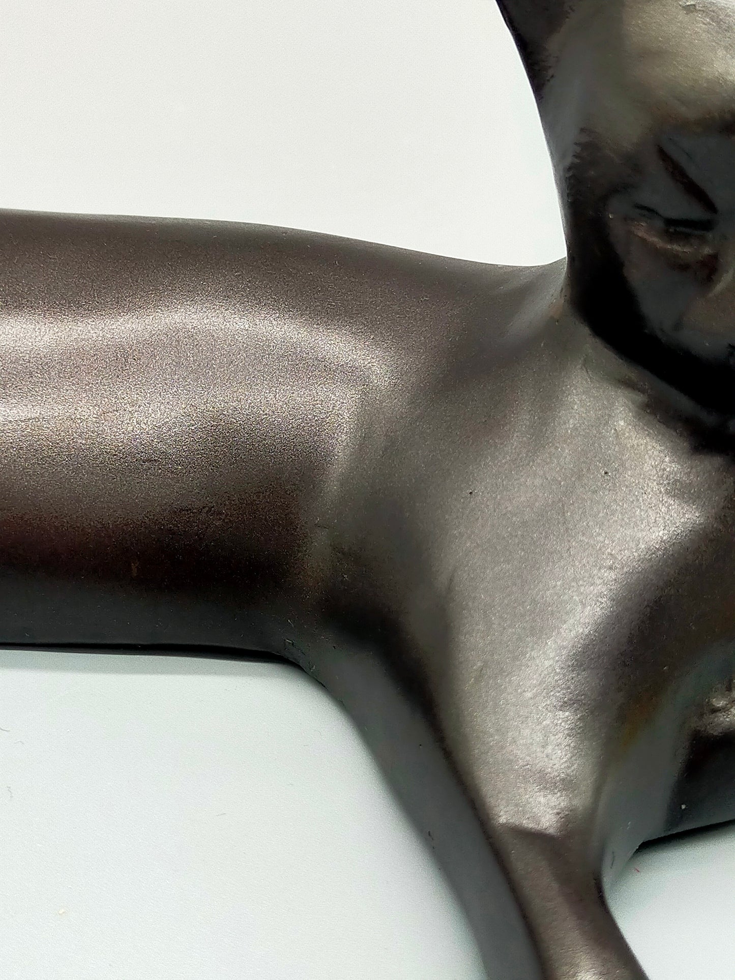 Elegante Bronze Skulptur einer liegenden Katze – Stilvolles Design