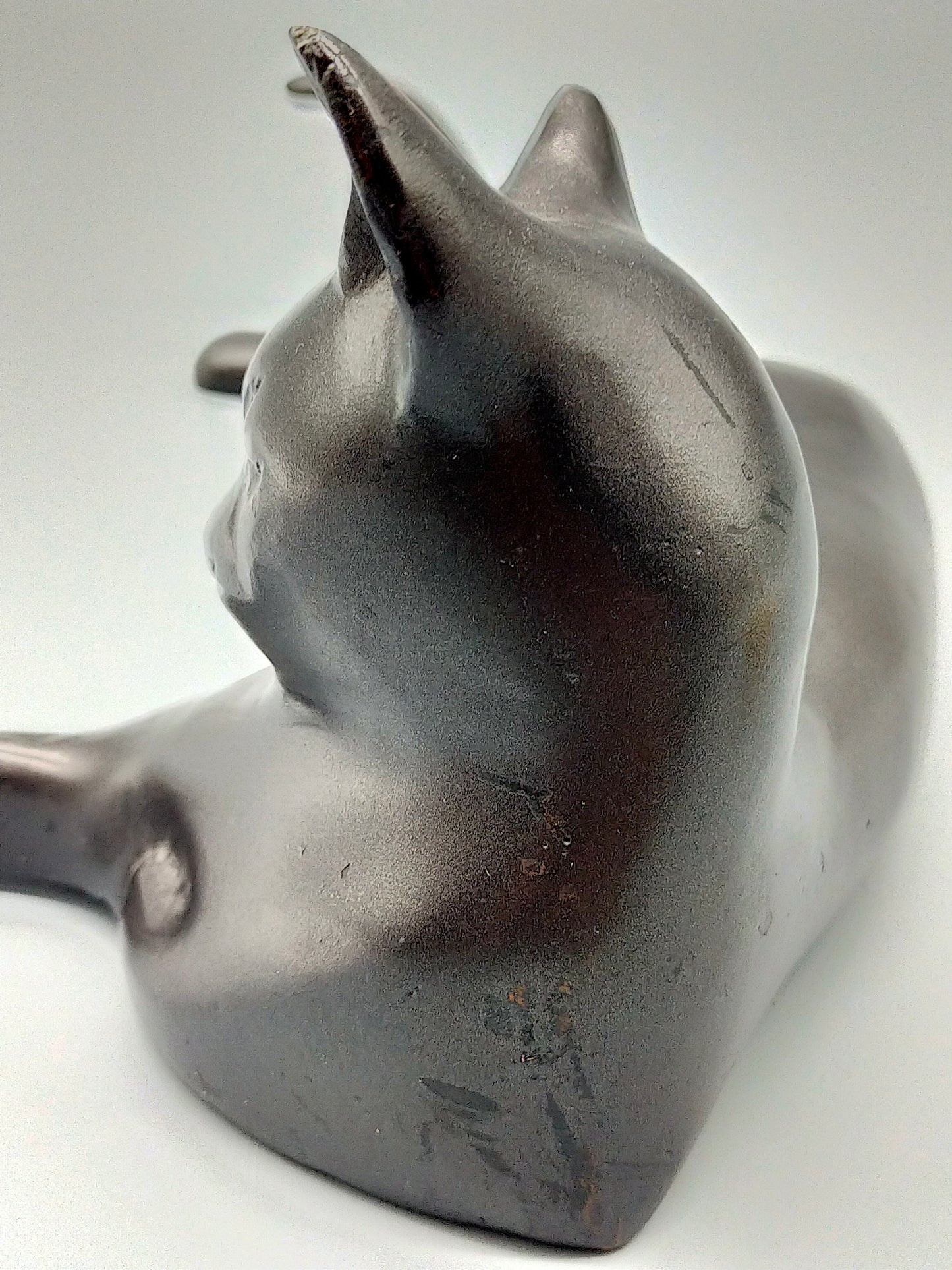 Elegante Bronze Skulptur einer liegenden Katze – Stilvolles Design