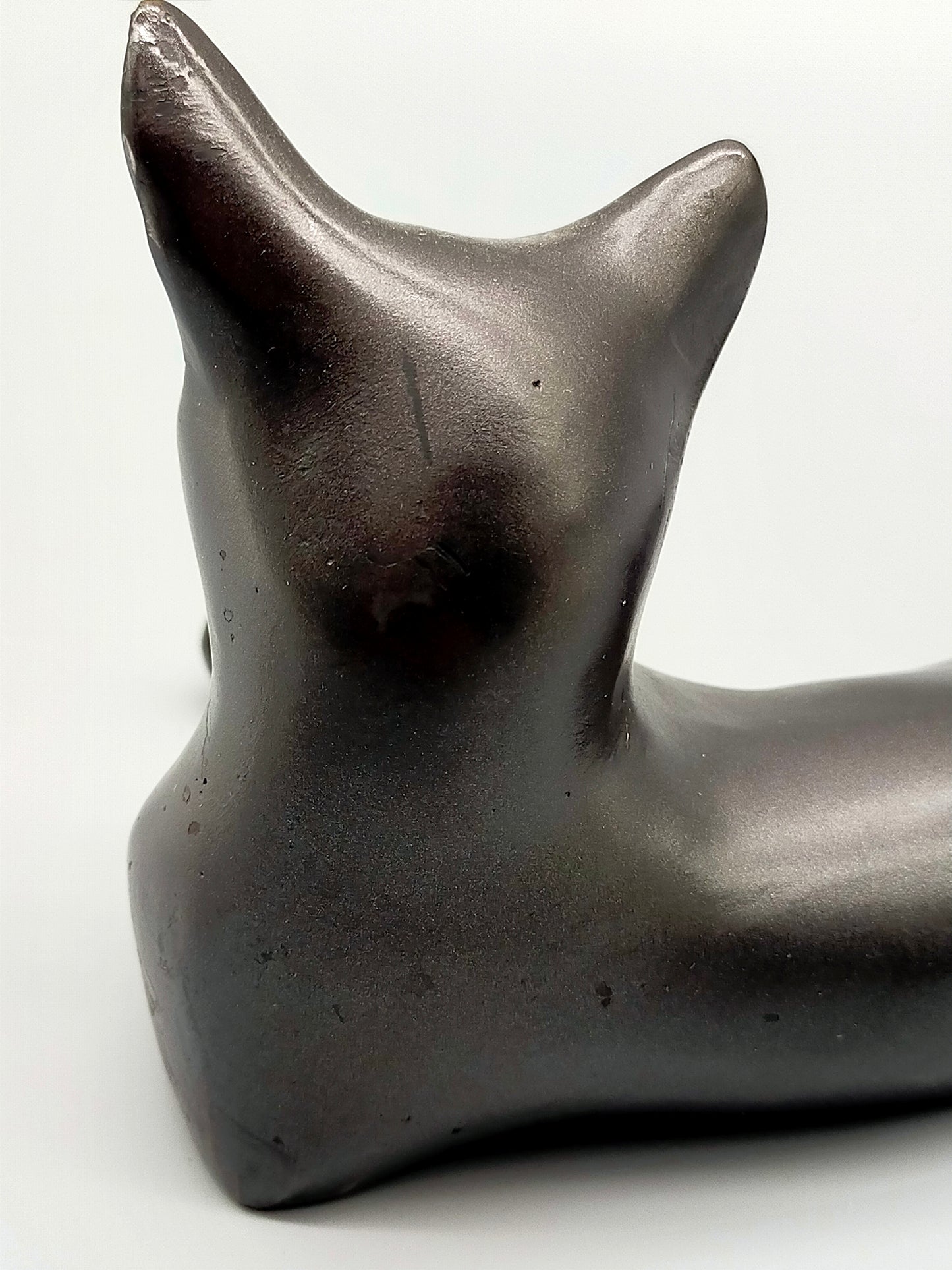 Elegante Bronze Skulptur einer liegenden Katze – Stilvolles Design