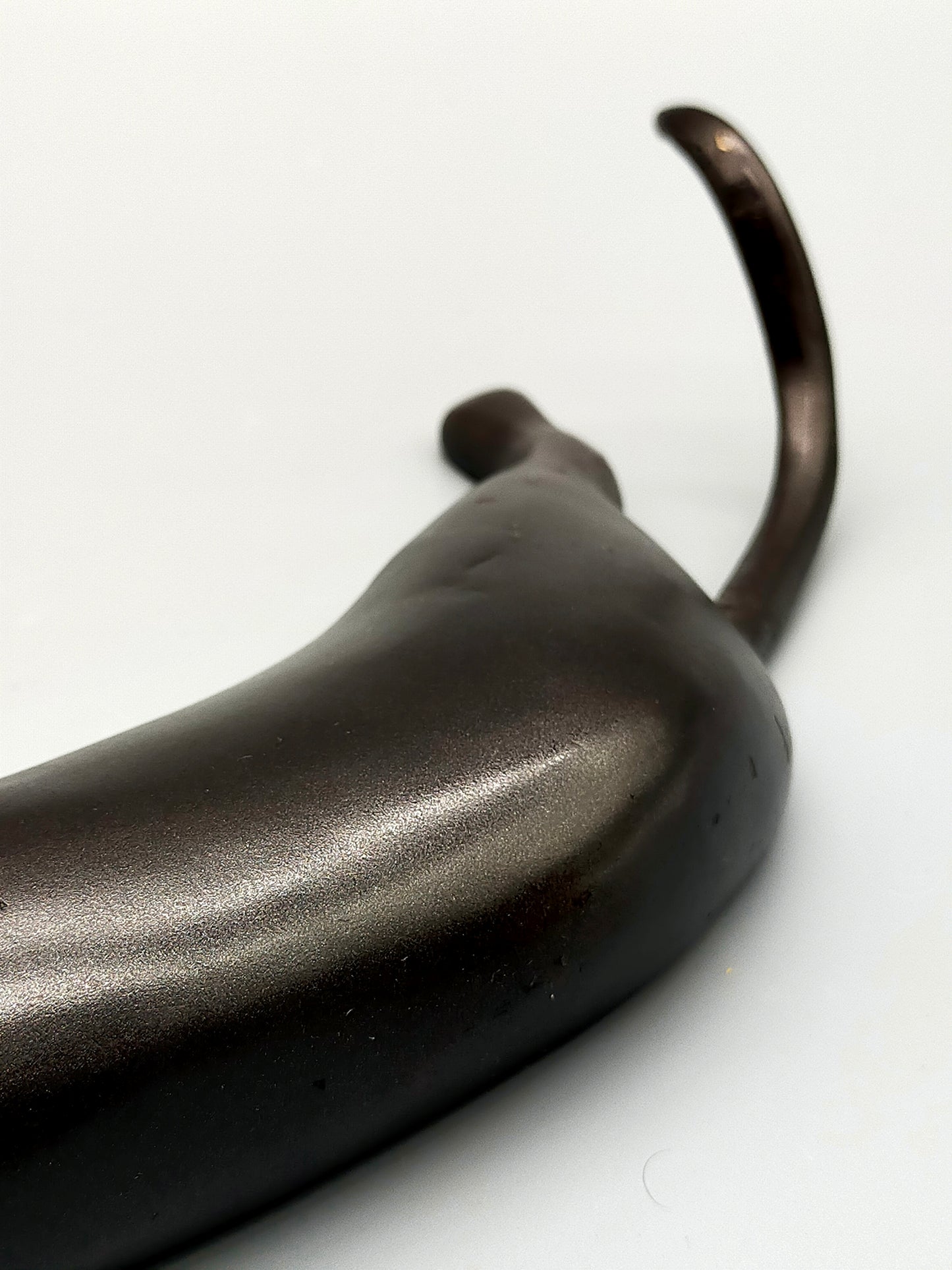 Elegante Bronze Skulptur einer liegenden Katze – Stilvolles Design
