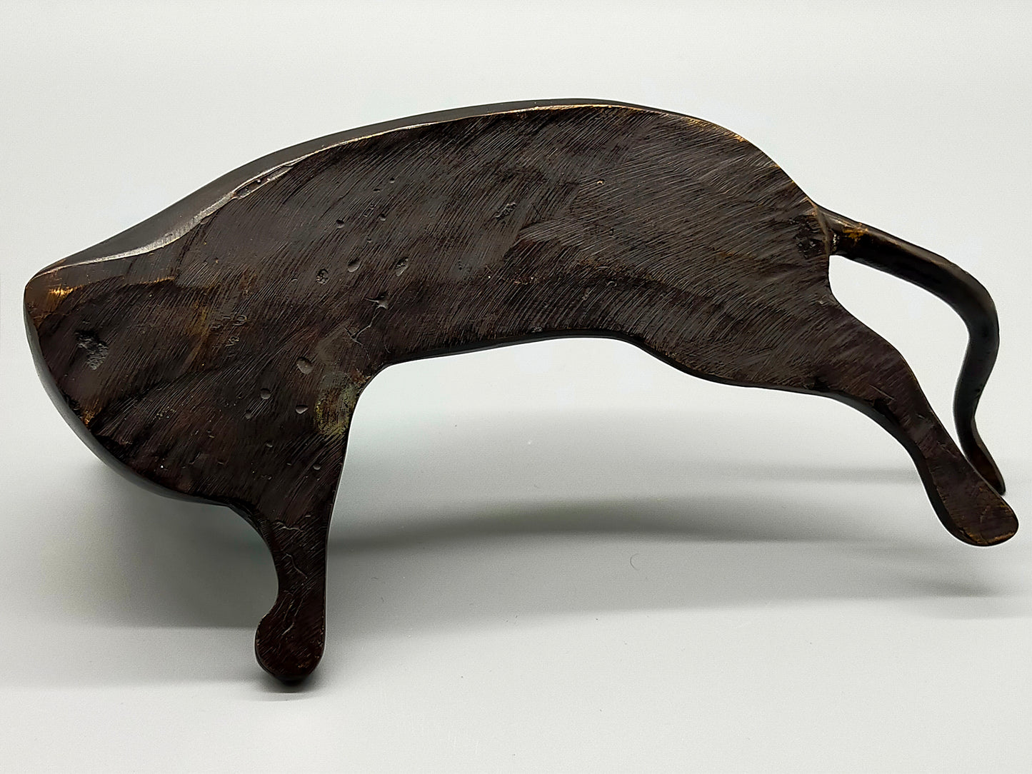 Elegante Bronze Skulptur einer liegenden Katze – Stilvolles Design