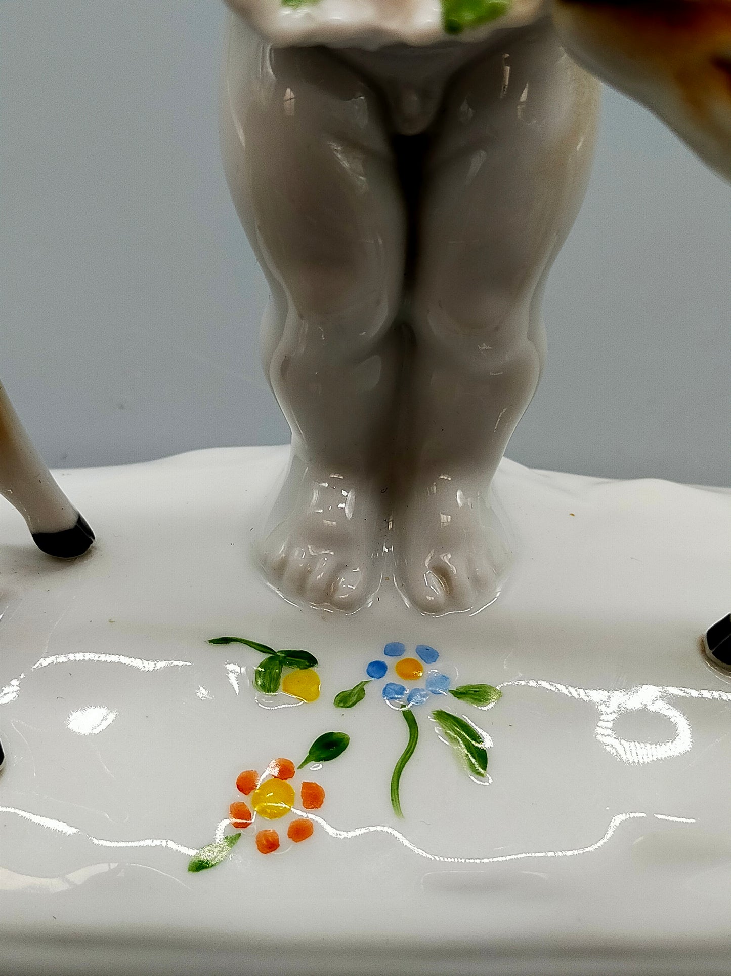 Gräfenthal Porzellan Figur Putto mit zwei Rehen