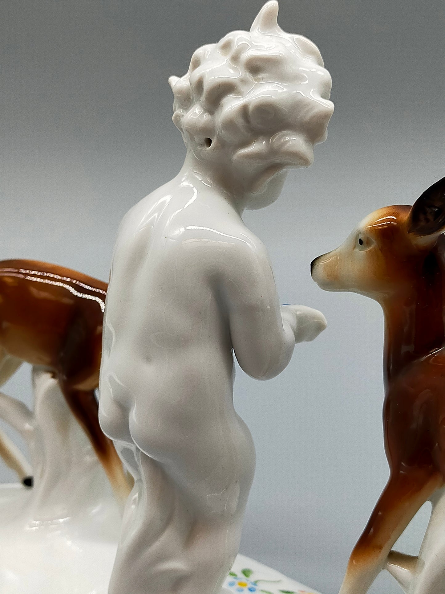 Gräfenthal Porzellan Figur Putto mit zwei Rehen