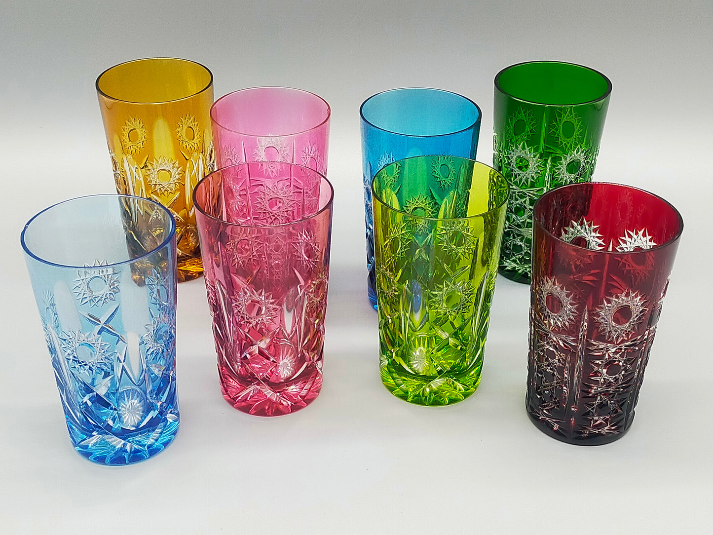 Farbenfrohe Kristall Gläser im Set Buntes Schliffglas Design