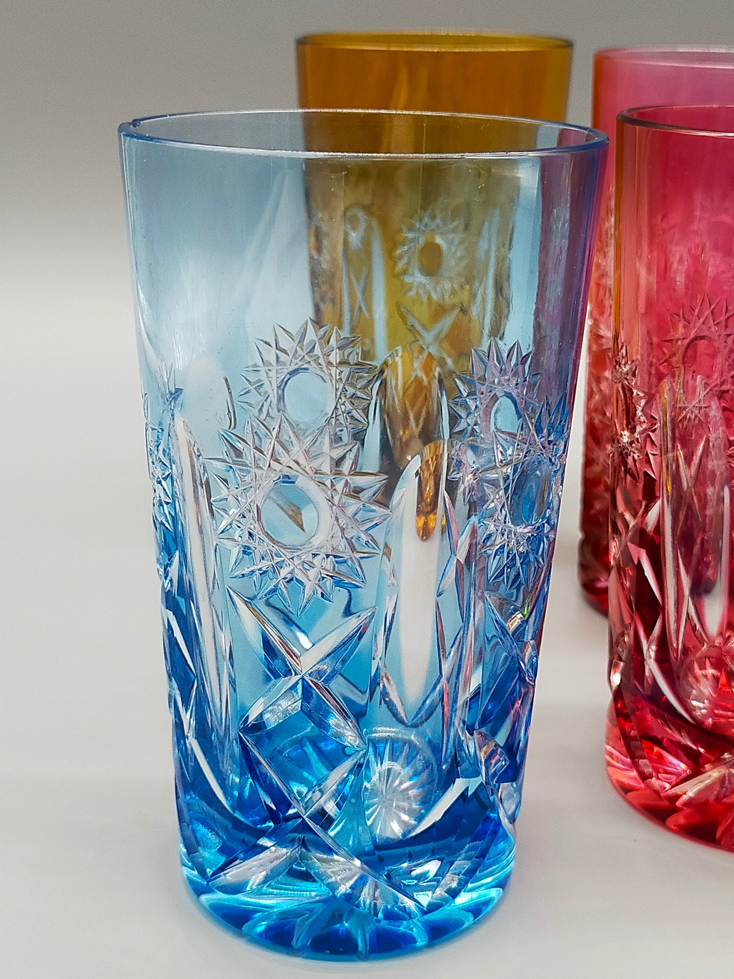 Farbenfrohe Kristall Gläser im Set Buntes Schliffglas Design