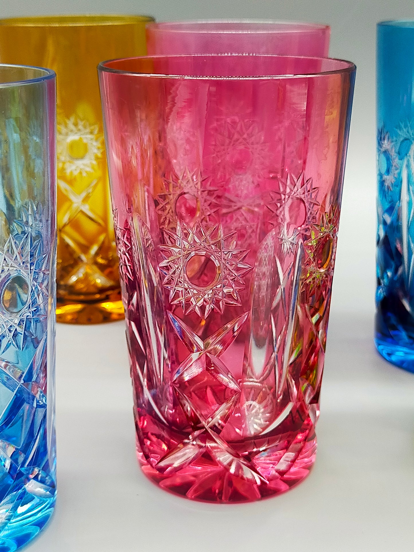 Farbenfrohe Kristall Gläser im Set Buntes Schliffglas Design
