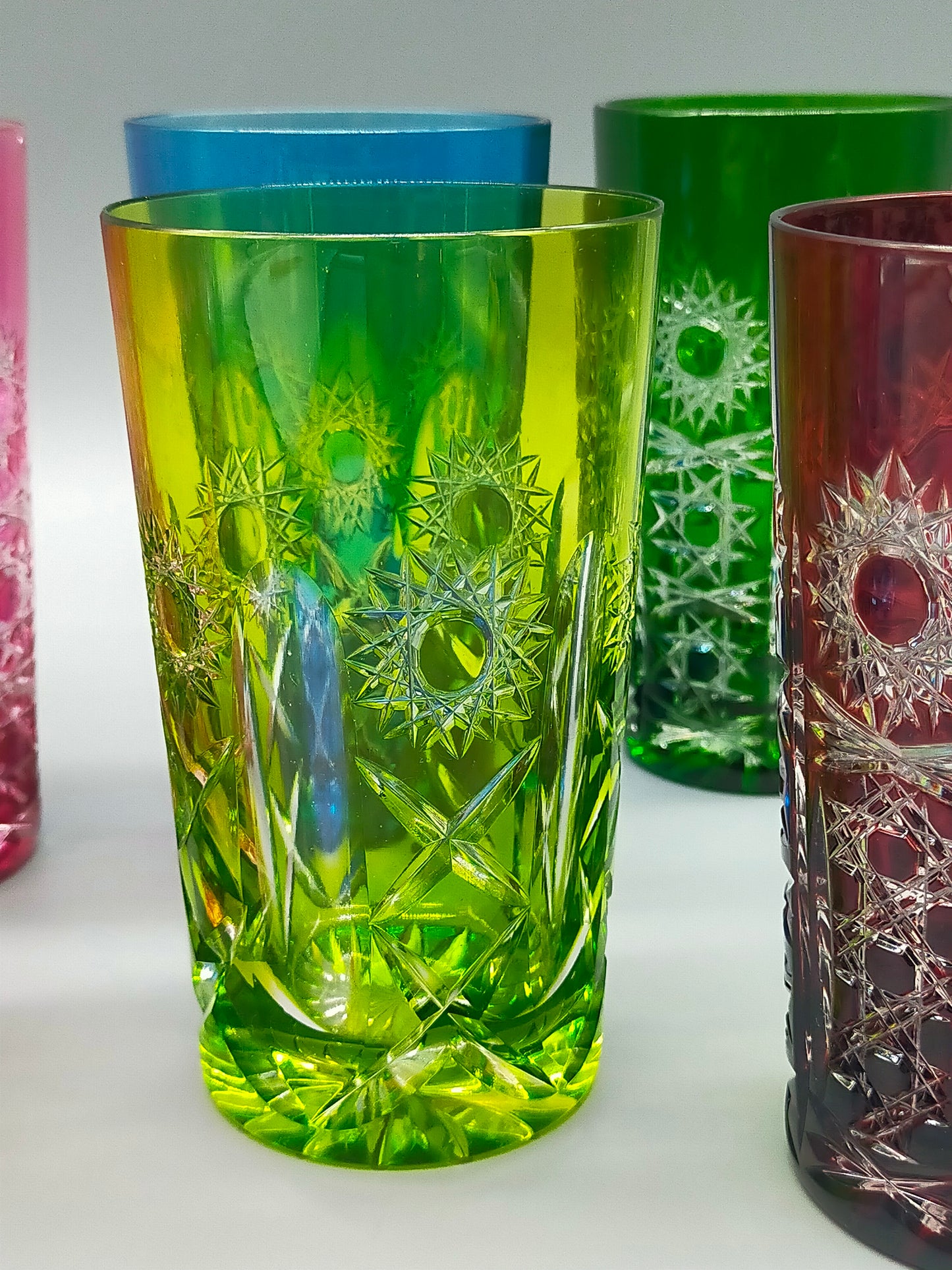 Farbenfrohe Kristall Gläser im Set Buntes Schliffglas Design