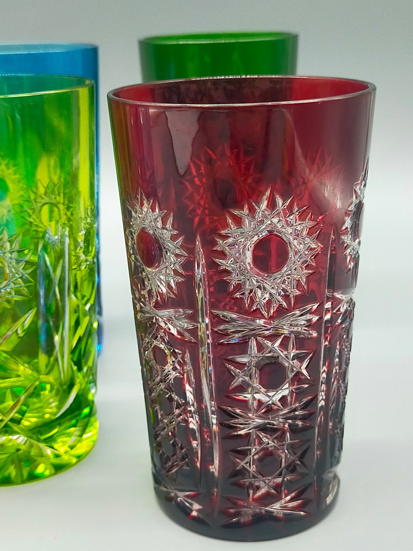 Farbenfrohe Kristall Gläser im Set Buntes Schliffglas Design