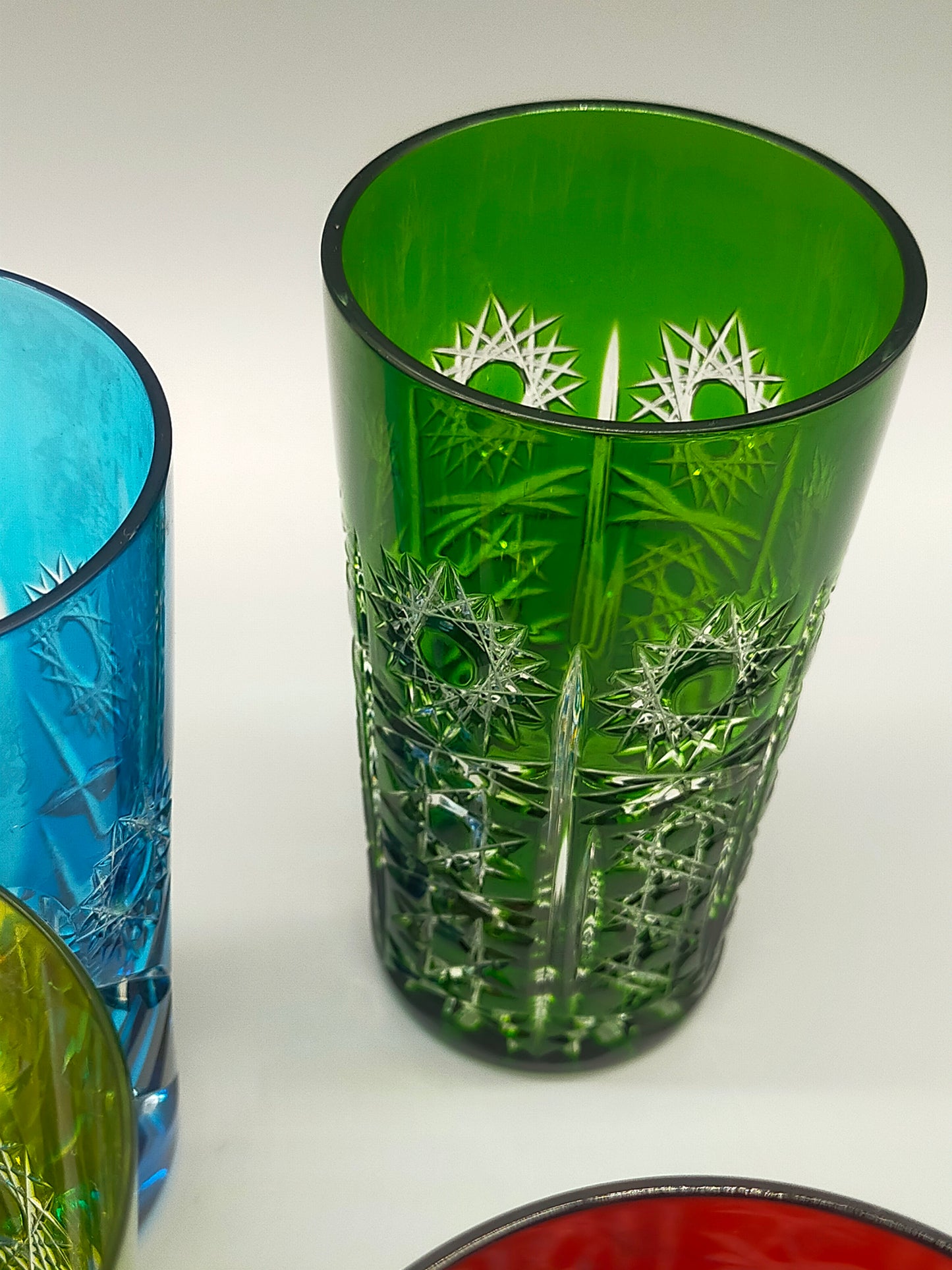 Farbenfrohe Kristall Gläser im Set Buntes Schliffglas Design