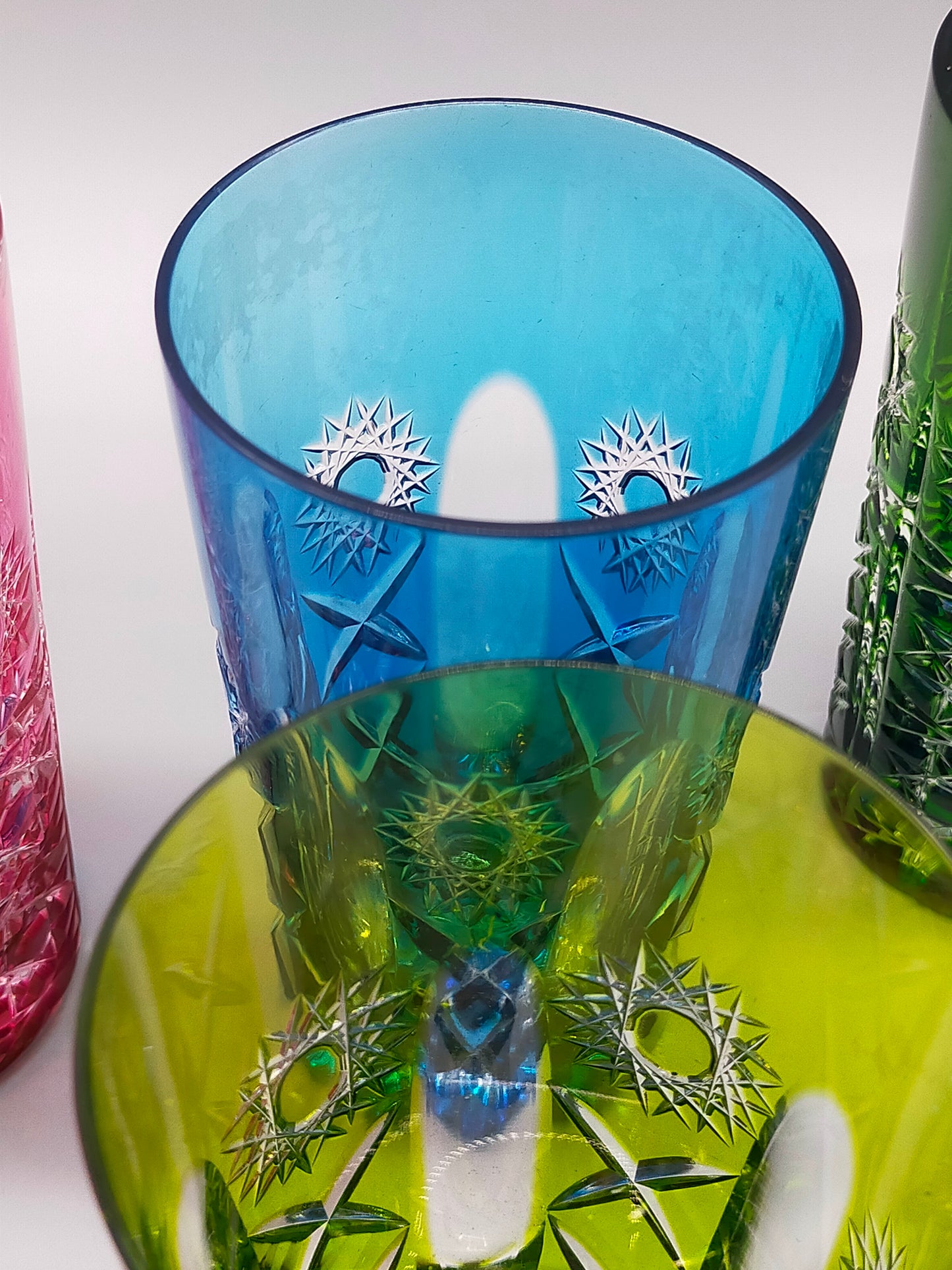 Farbenfrohe Kristall Gläser im Set Buntes Schliffglas Design