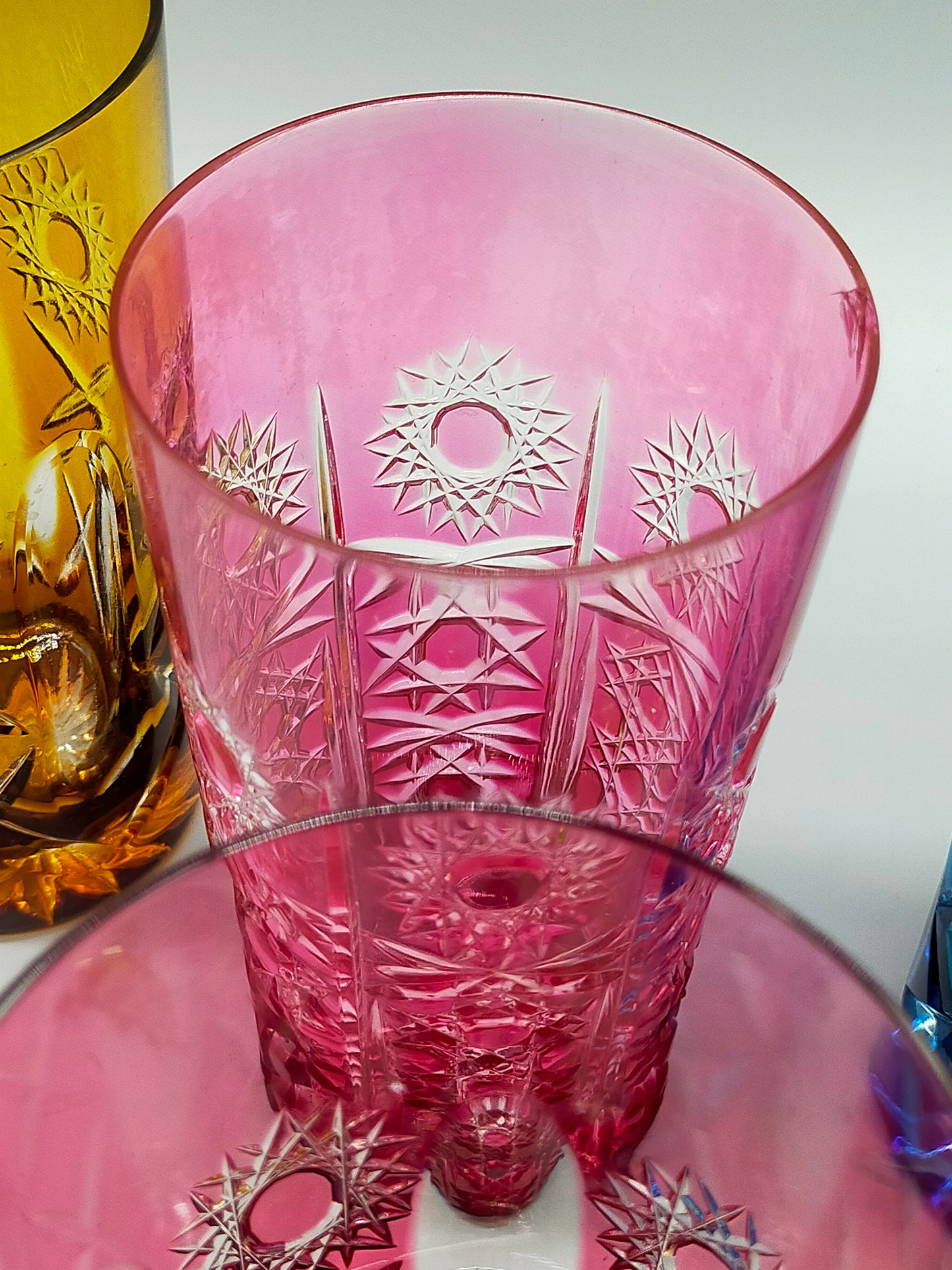 Farbenfrohe Kristall Gläser im Set Buntes Schliffglas Design