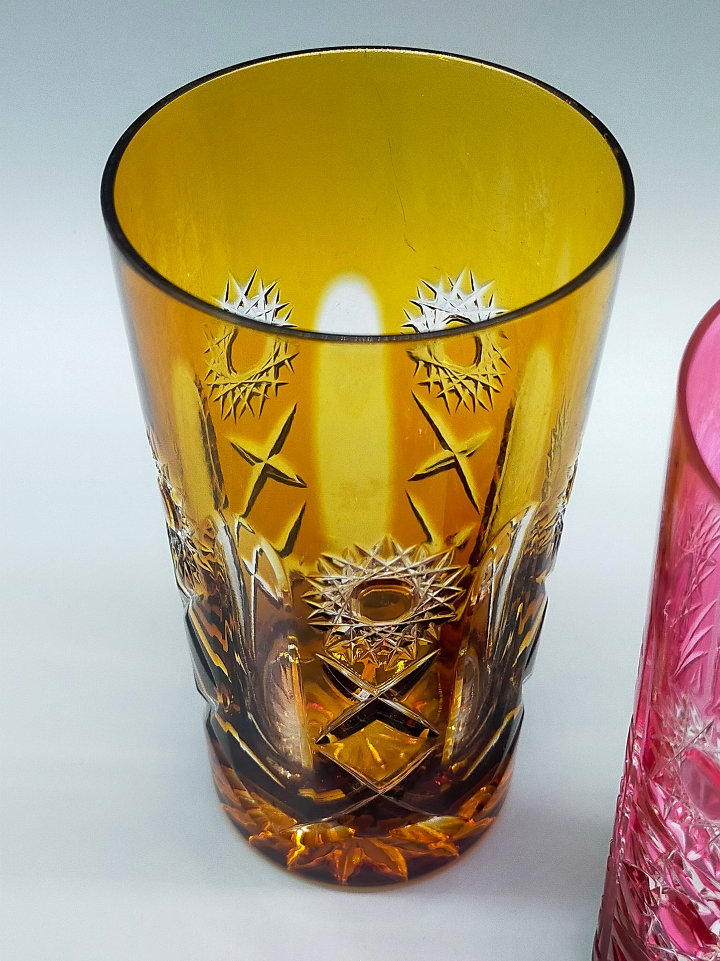 Farbenfrohe Kristall Gläser im Set Buntes Schliffglas Design