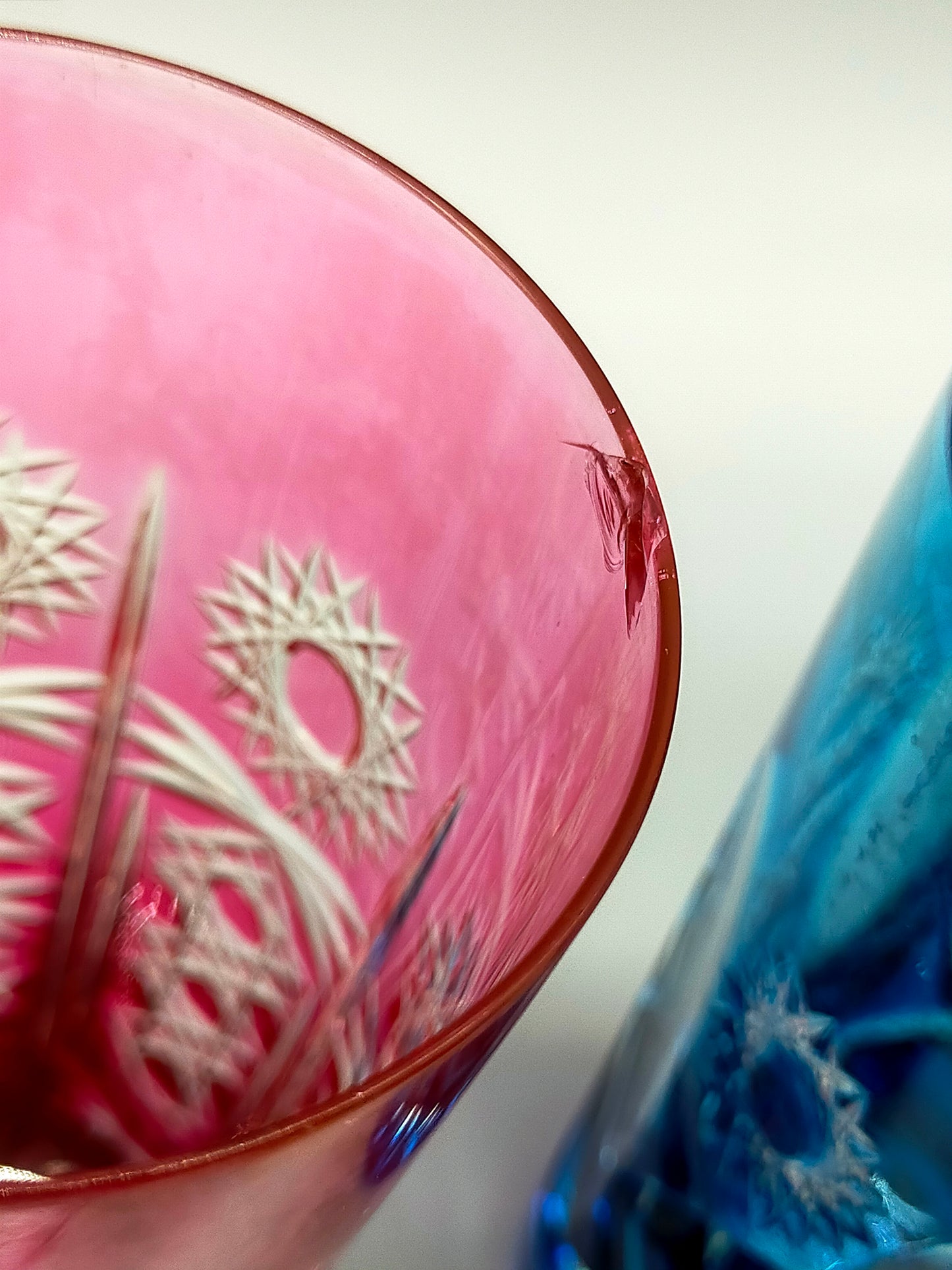 Farbenfrohe Kristall Gläser im Set Buntes Schliffglas Design