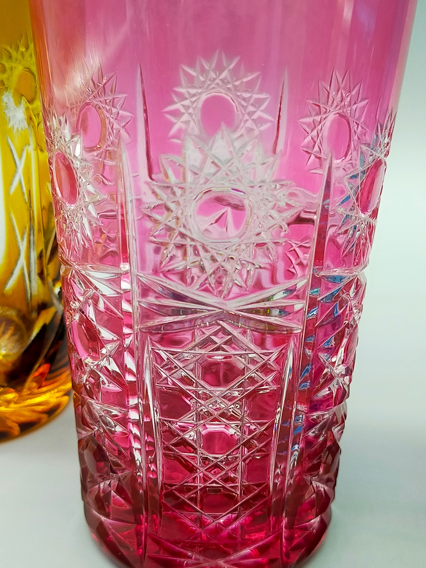 Farbenfrohe Kristall Gläser im Set Buntes Schliffglas Design