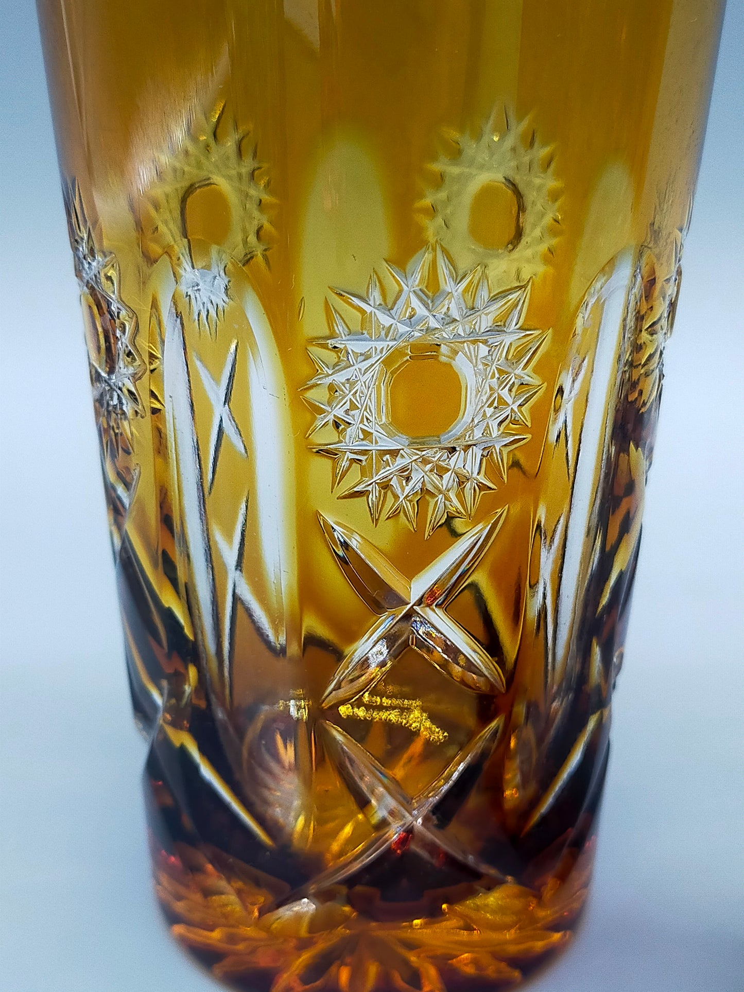 Farbenfrohe Kristall Gläser im Set Buntes Schliffglas Design