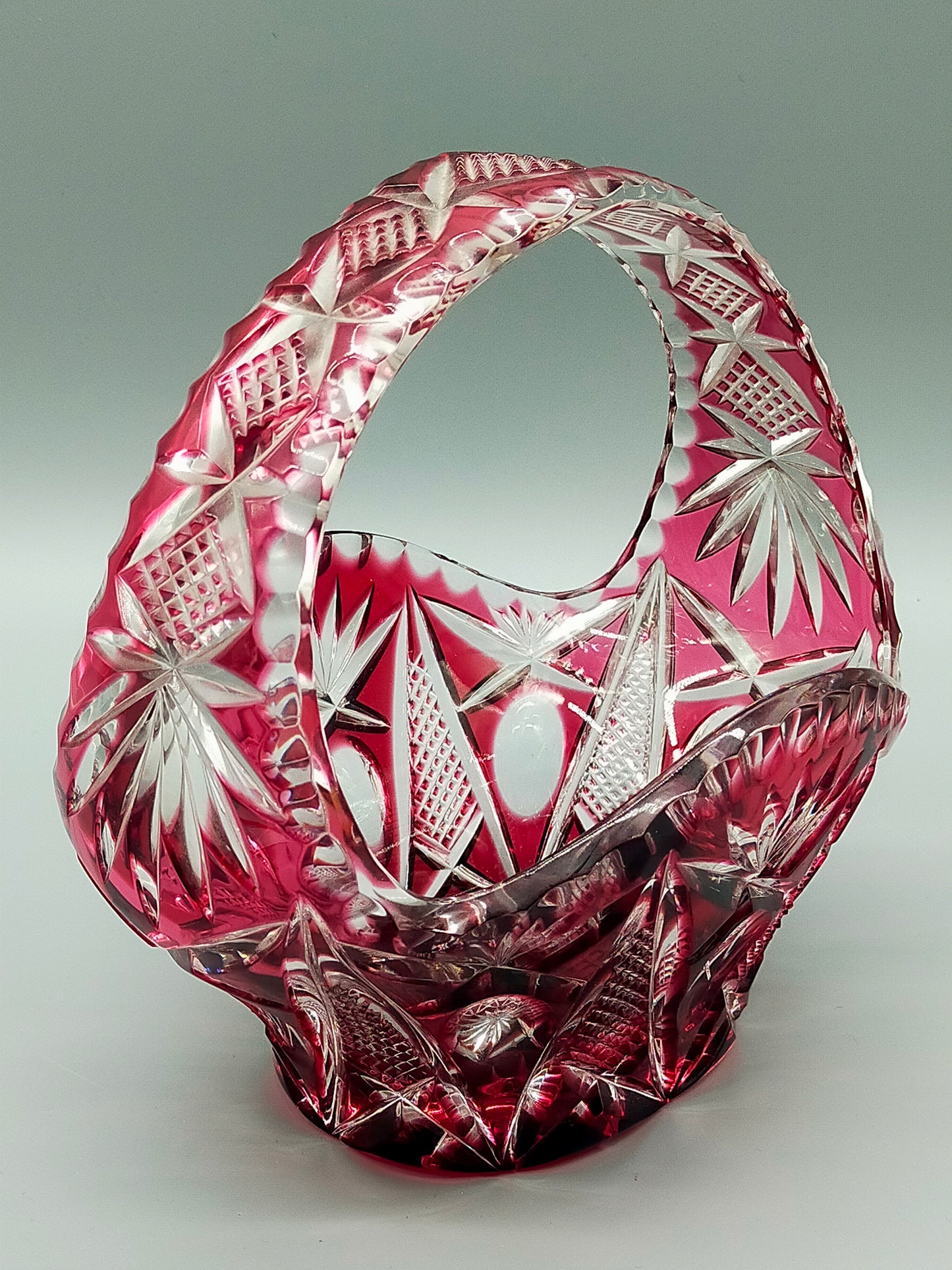 Prunkvoller Kristall Glas Korb in Rubinrot – Edler Schliff im Biedermeier Stil