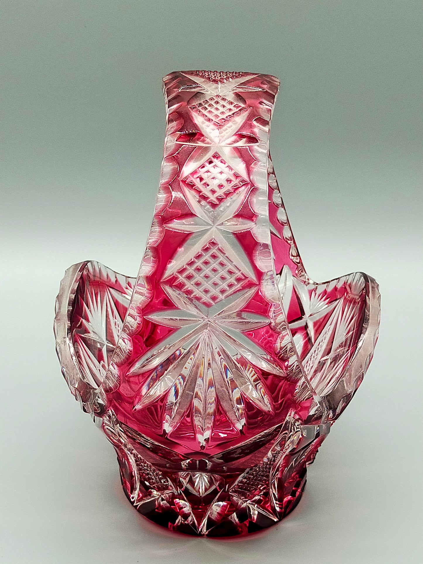 Prunkvoller Kristall Glas Korb in Rubinrot – Edler Schliff im Biedermeier Stil