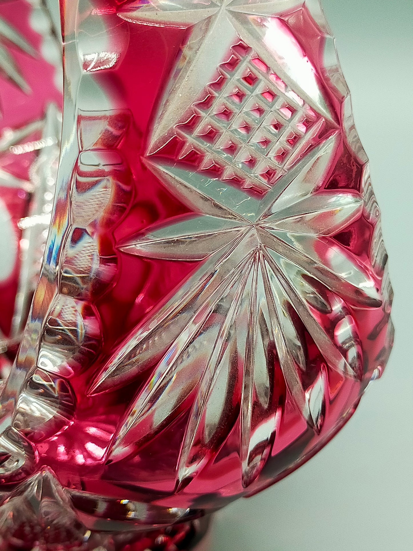 Prunkvoller Kristall Glas Korb in Rubinrot – Edler Schliff im Biedermeier Stil