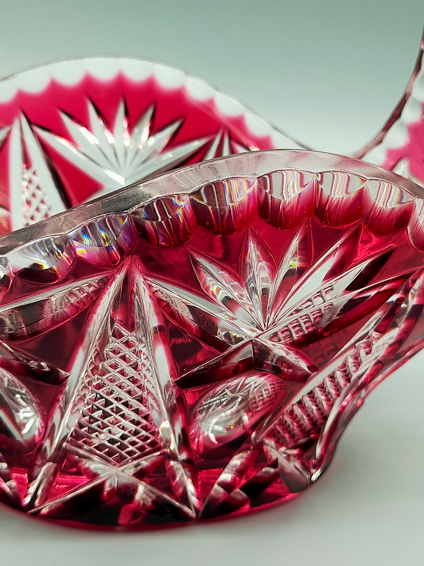 Prunkvoller Kristall Glas Korb in Rubinrot – Edler Schliff im Biedermeier Stil