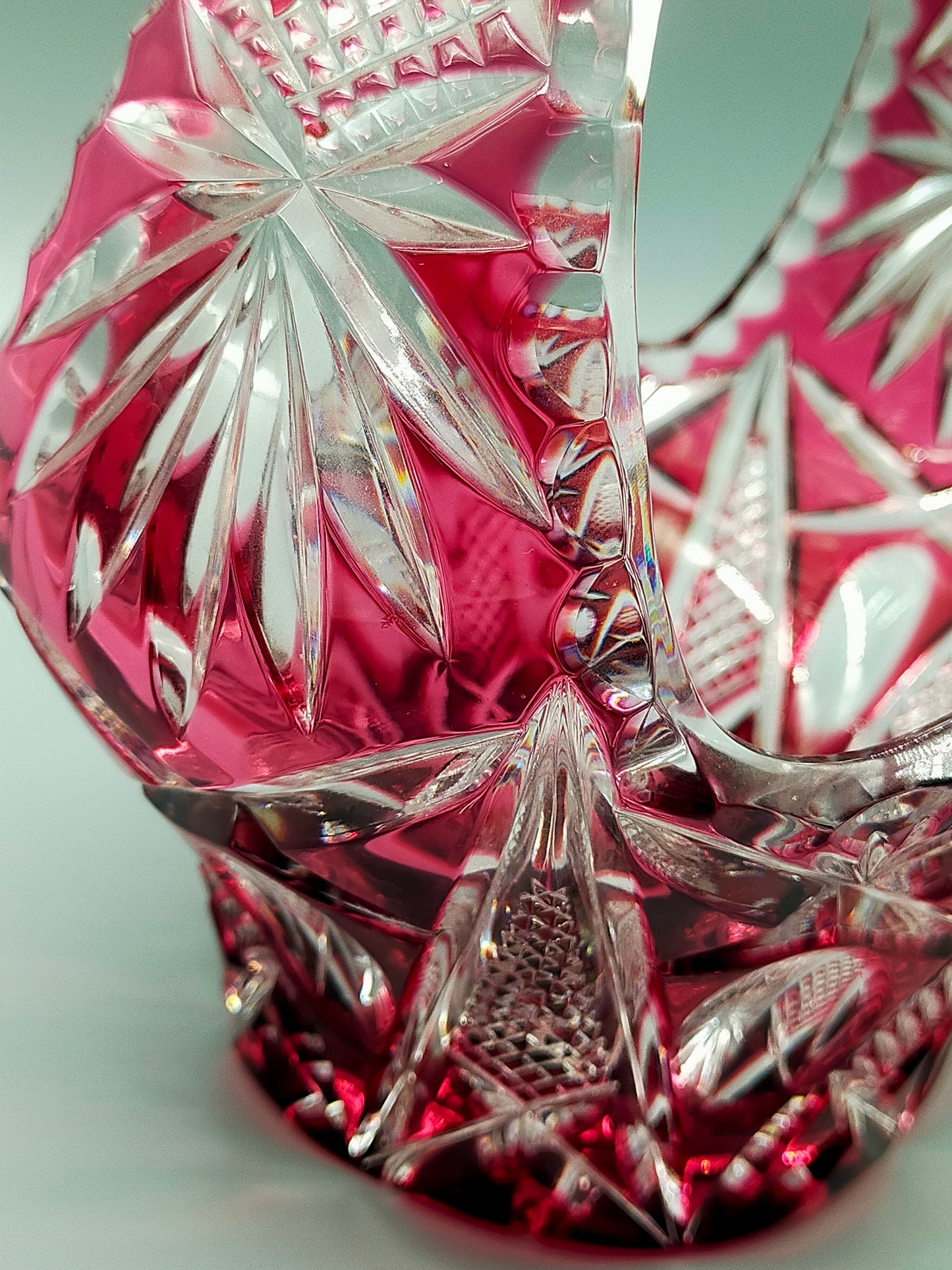 Prunkvoller Kristall Glas Korb in Rubinrot – Edler Schliff im Biedermeier Stil