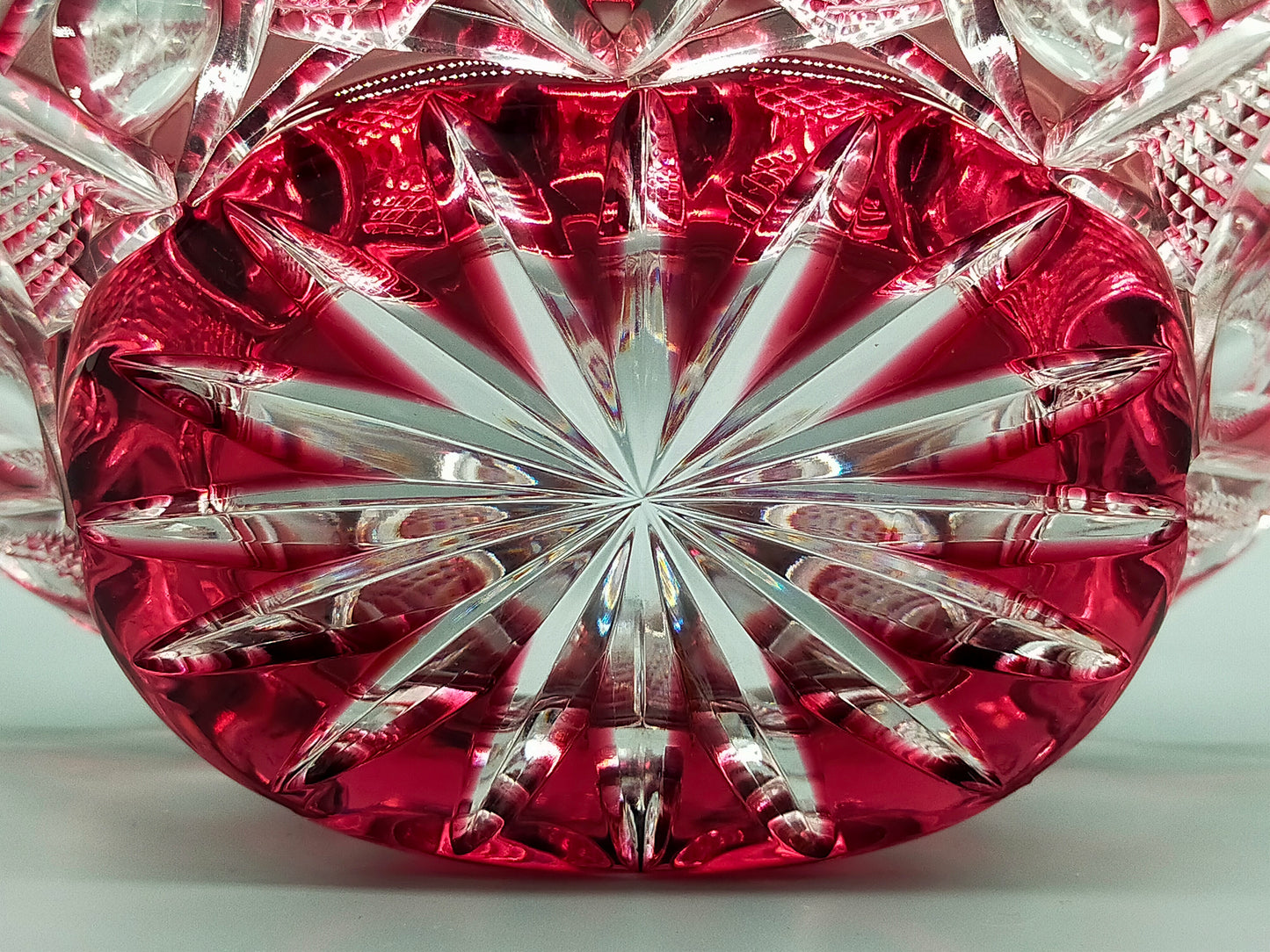 Prunkvoller Kristall Glas Korb in Rubinrot – Edler Schliff im Biedermeier Stil