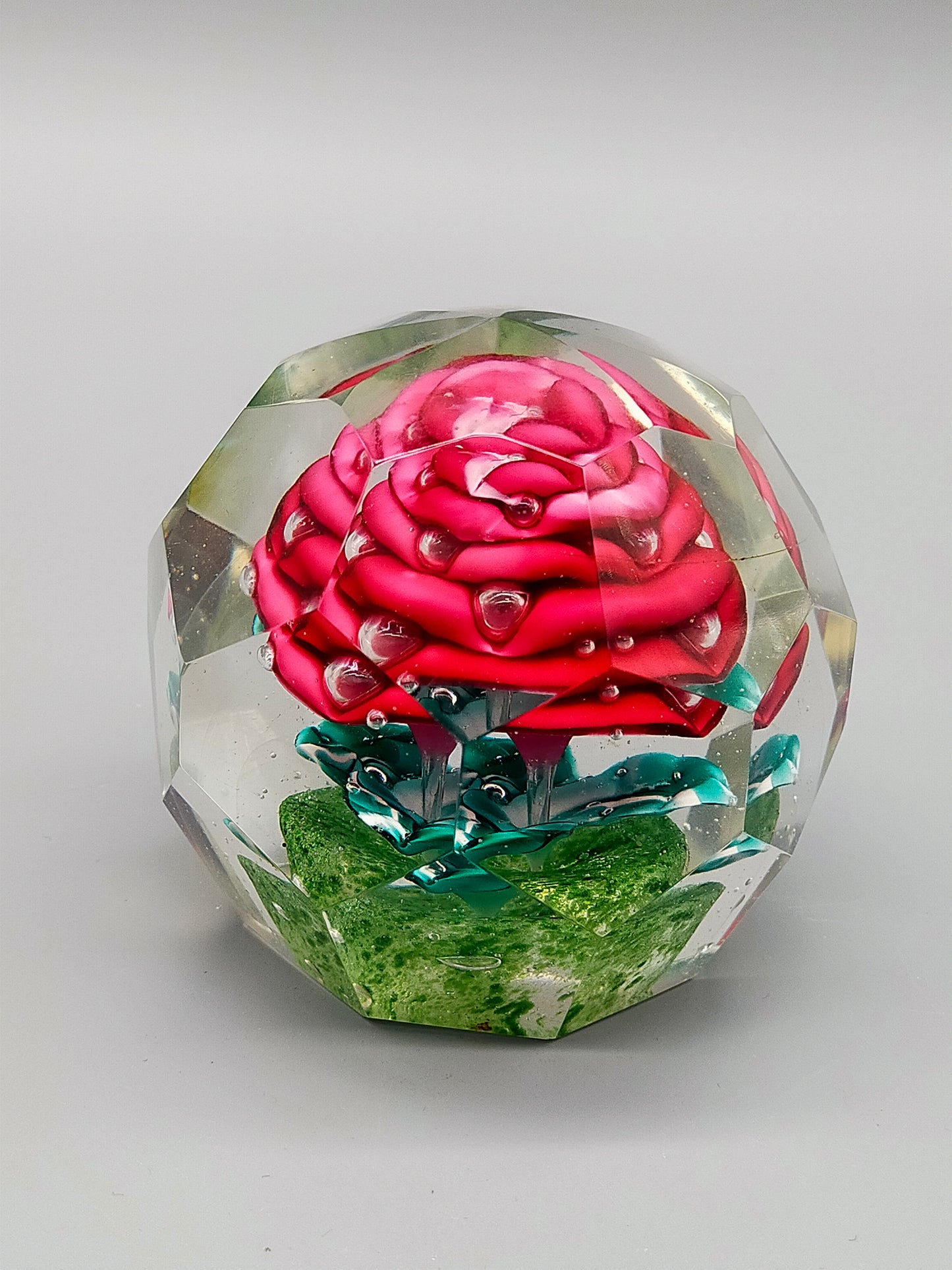 Edler Briefbeschwerer mit roter Rose Facettiertes Glas