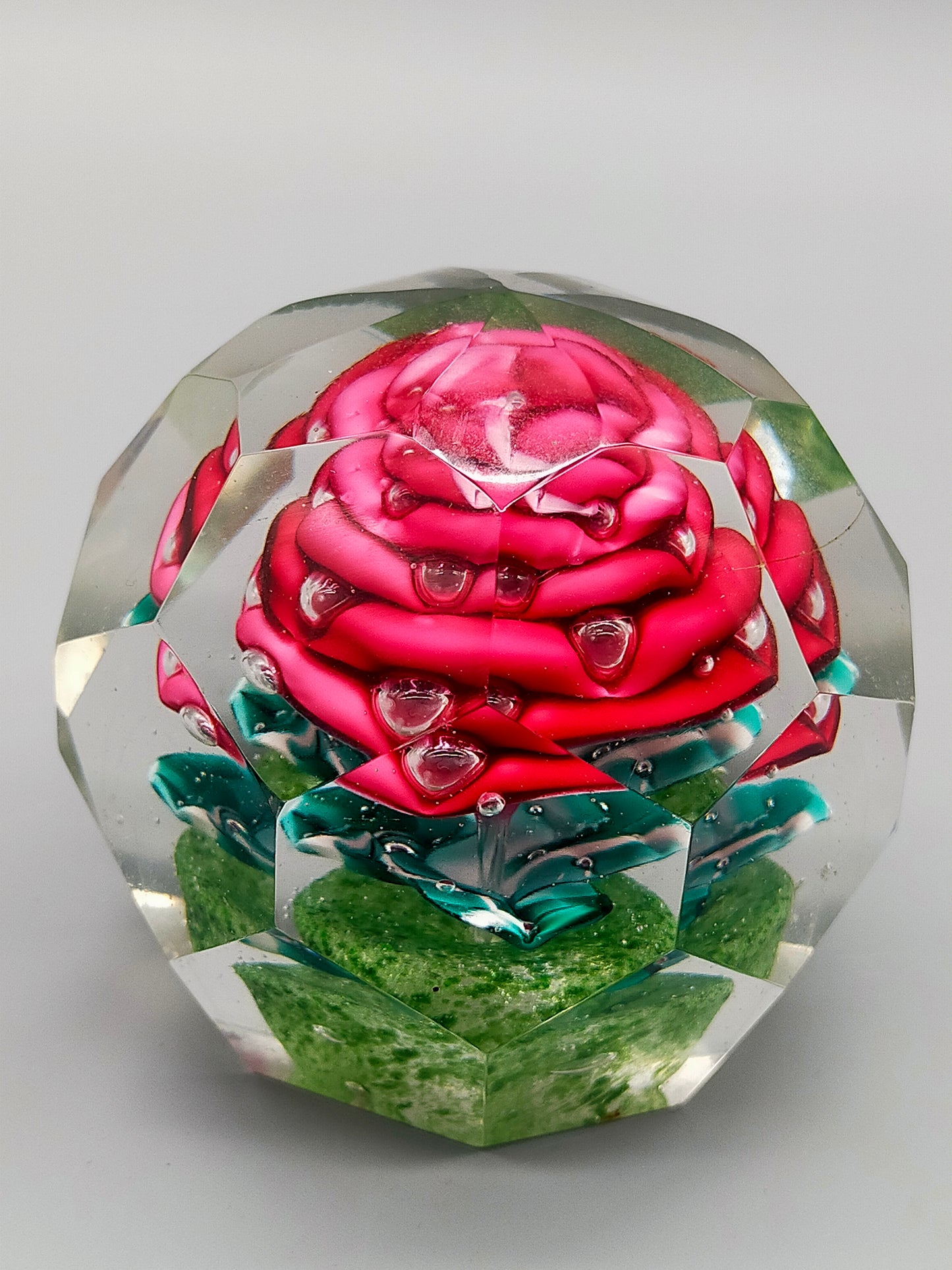 Edler Briefbeschwerer mit roter Rose Facettiertes Glas