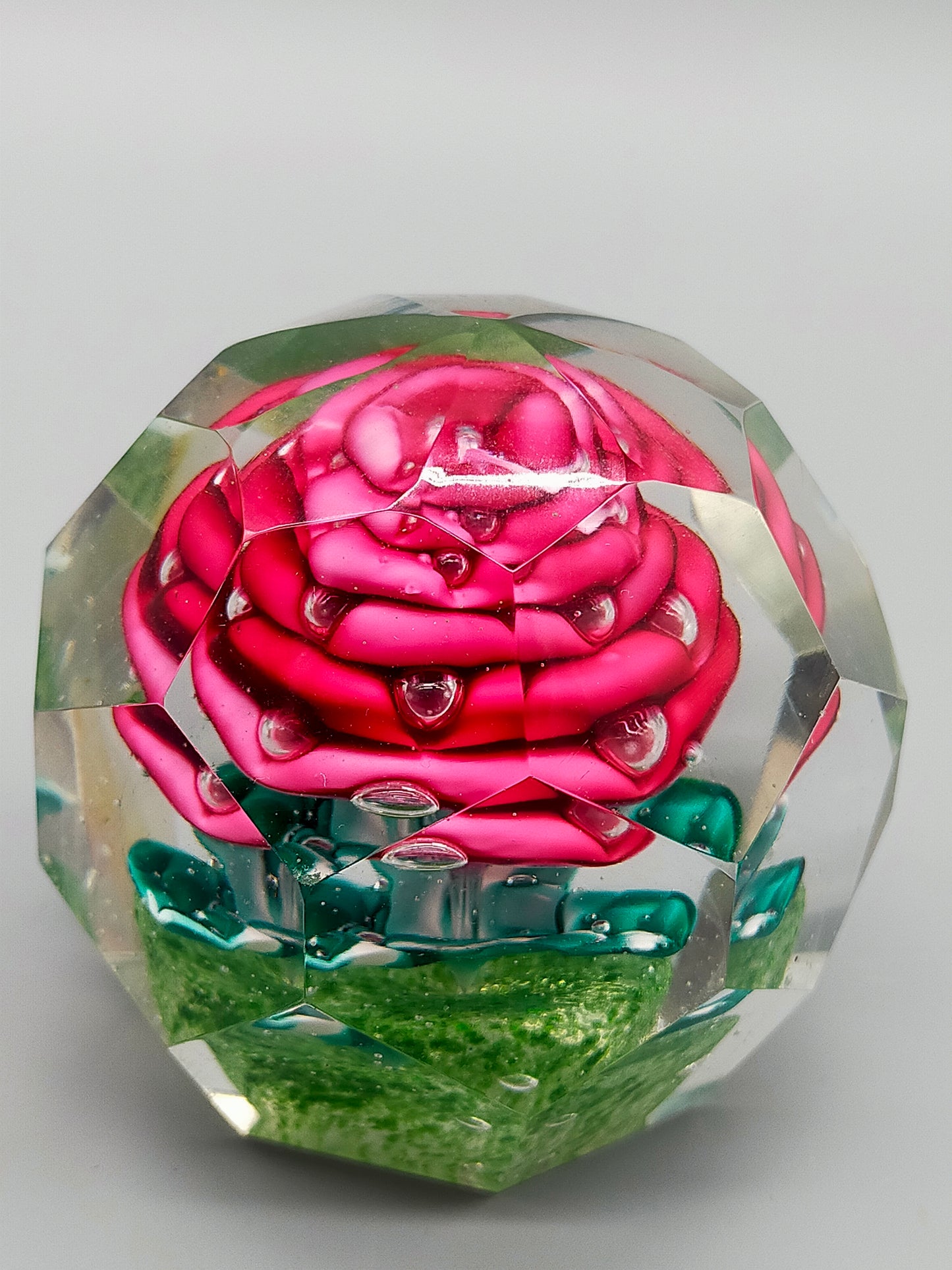 Edler Briefbeschwerer mit roter Rose Facettiertes Glas